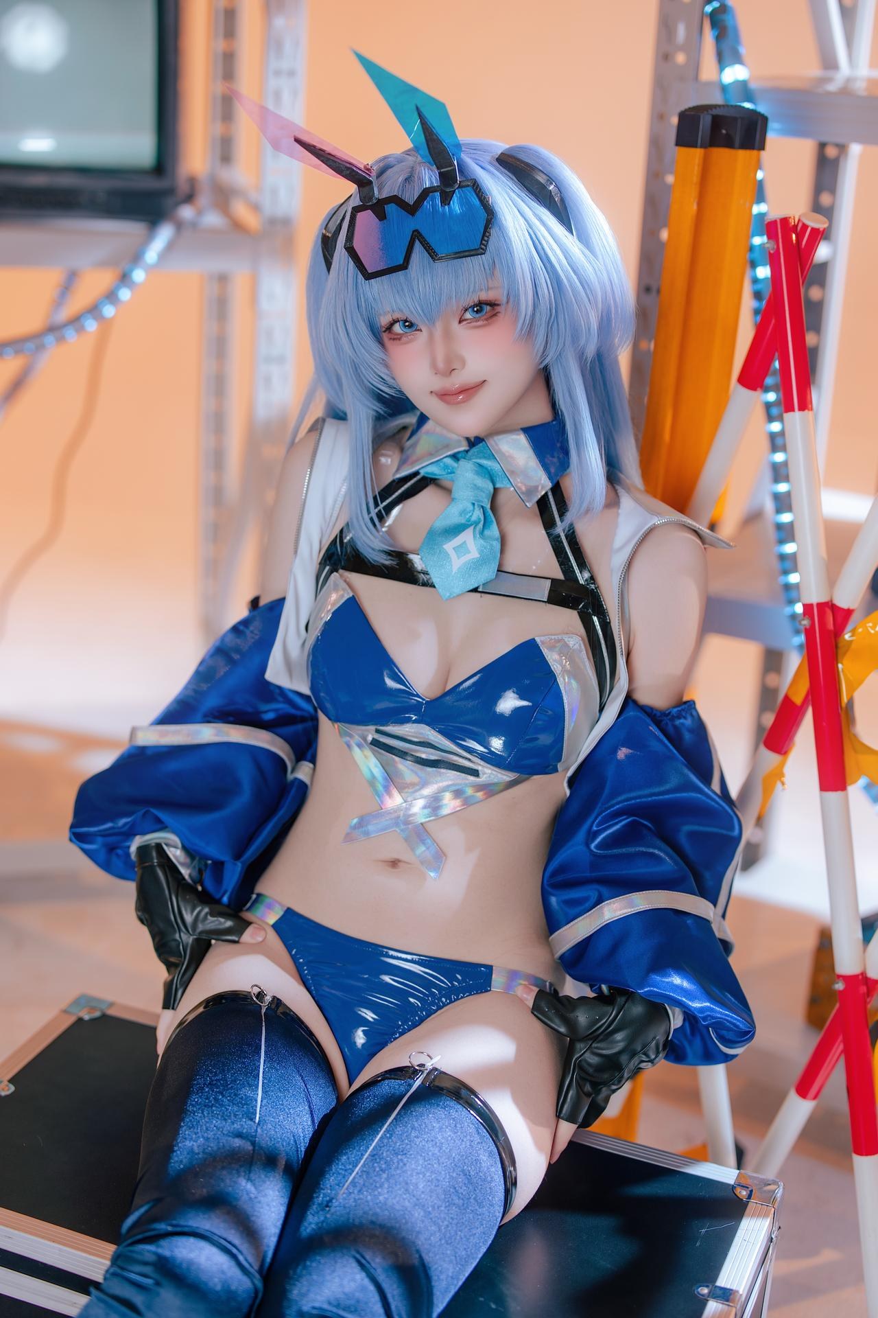 [cosplay] 屿鱼 - 碧蓝航线 花园赛车服：蓝色赛车服机车布景美腿 82P