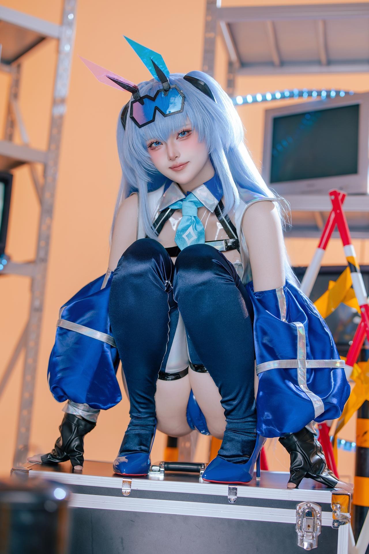 [cosplay] 屿鱼 - 碧蓝航线 花园赛车服：蓝色赛车服机车布景美腿 82P