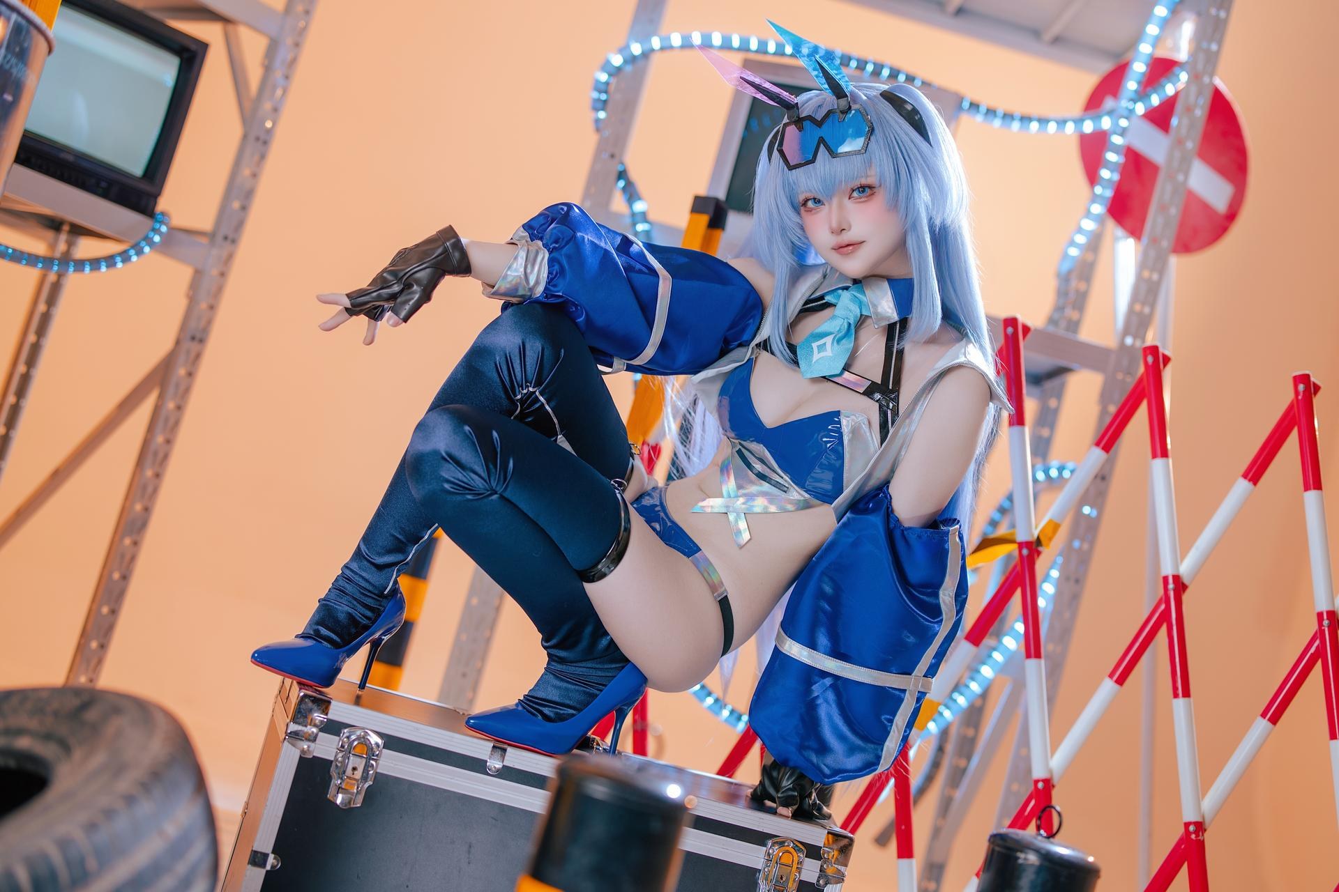 [cosplay] 屿鱼 - 碧蓝航线 花园赛车服：蓝色赛车服机车布景美腿 82P