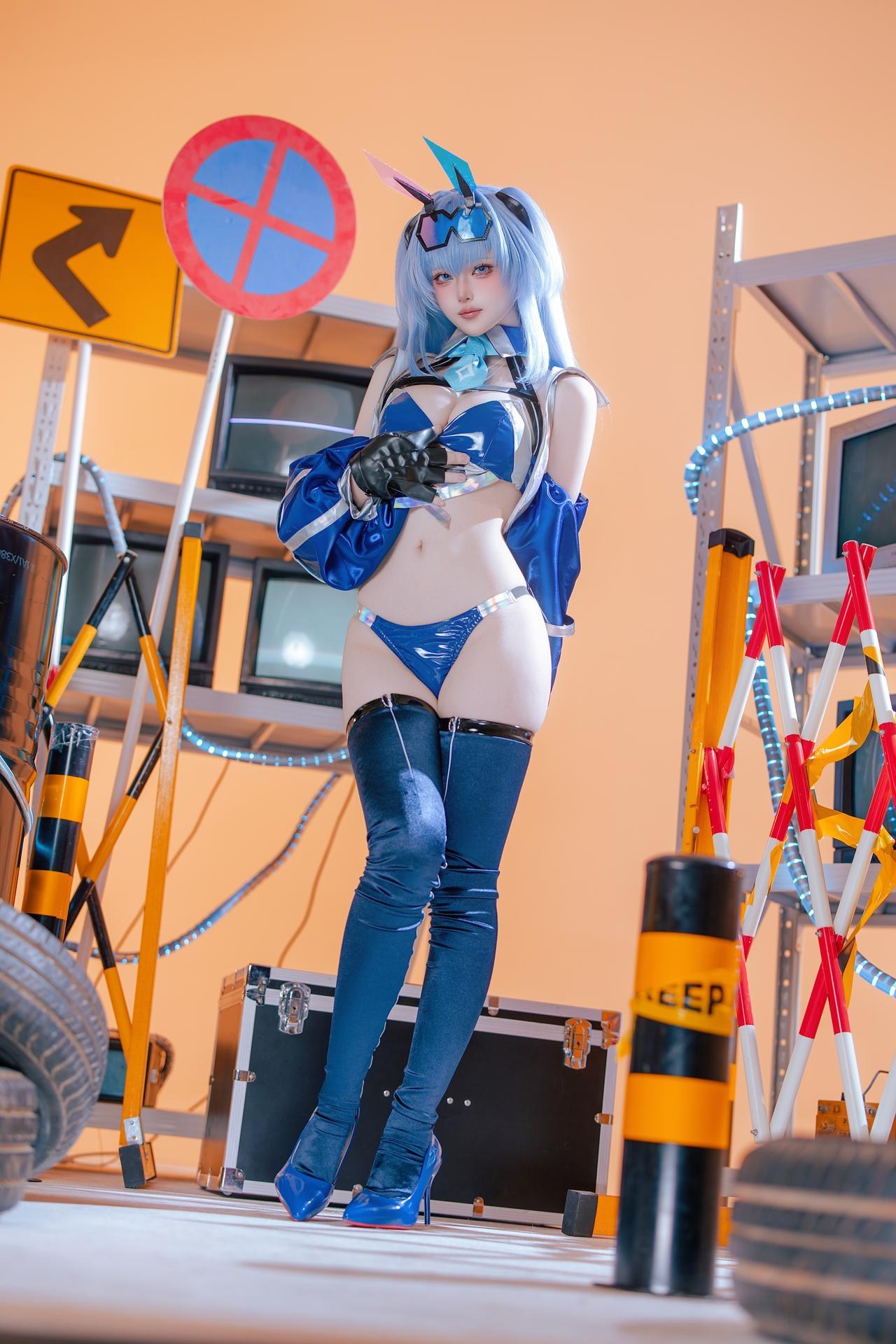 [cosplay] 屿鱼 - 碧蓝航线 花园赛车服：蓝色赛车服机车布景美腿 82P