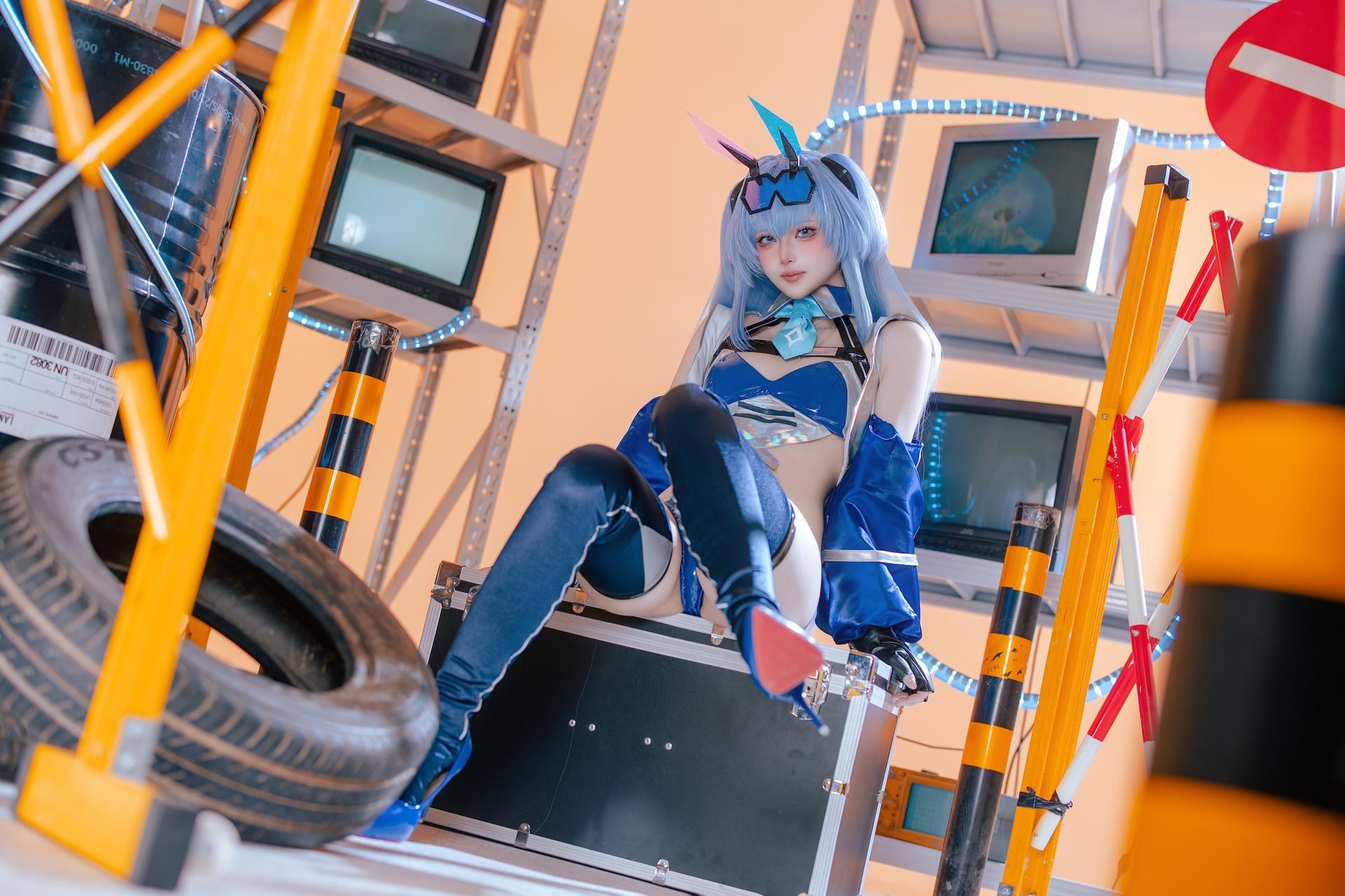 [cosplay] 屿鱼 - 碧蓝航线 花园赛车服：蓝色赛车服机车布景美腿 82P