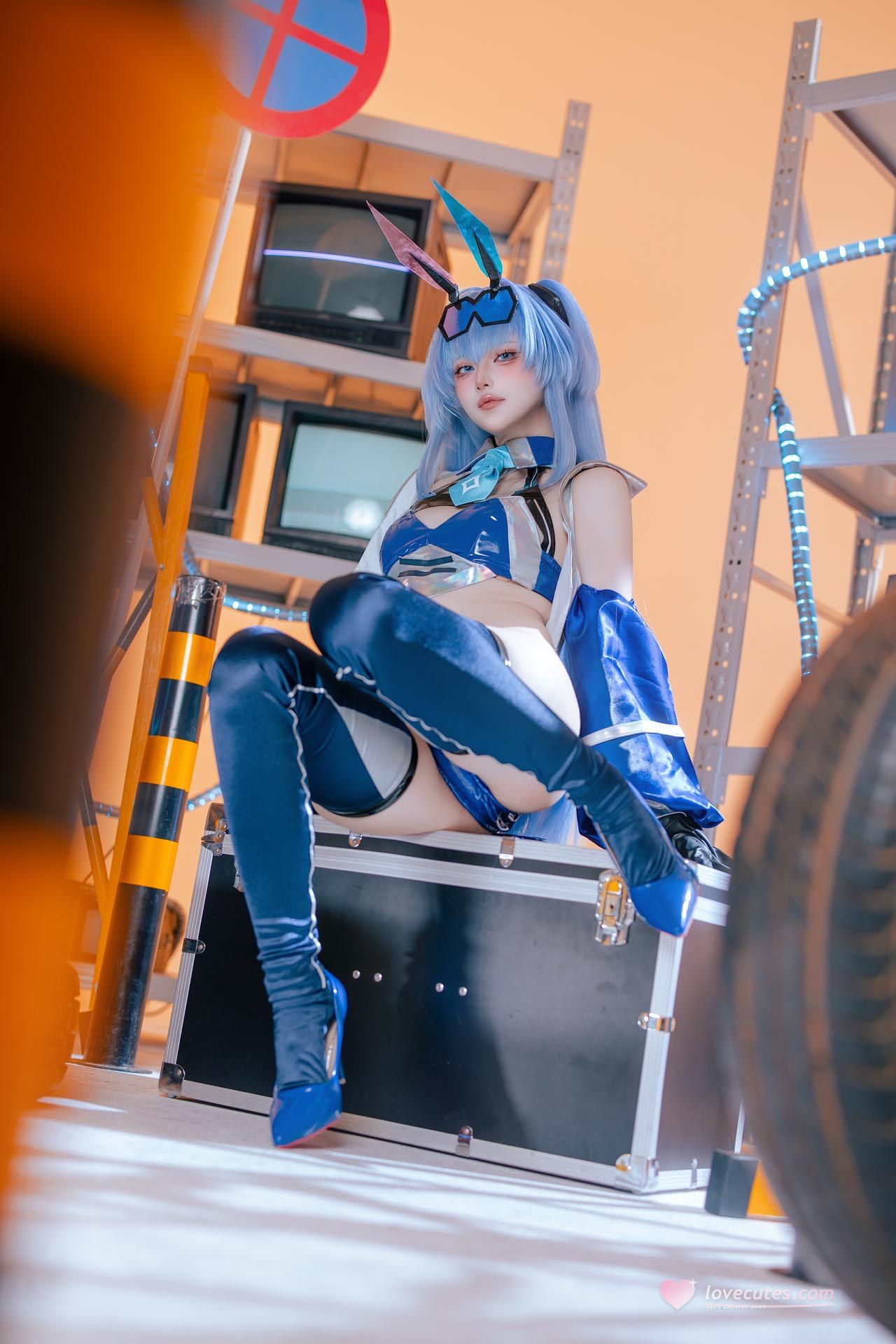 [cosplay] 屿鱼 - 碧蓝航线 花园赛车服：蓝色赛车服机车布景美腿 82P