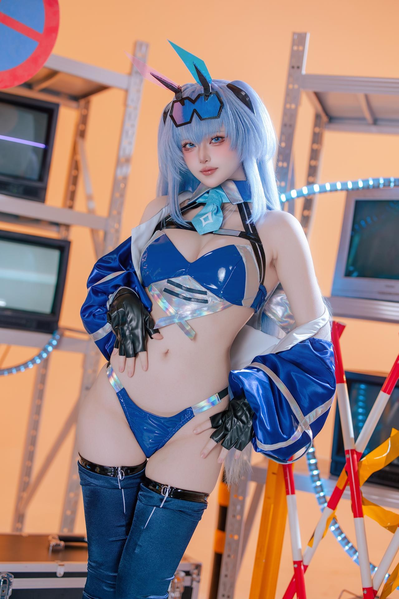 [cosplay] 屿鱼 - 碧蓝航线 花园赛车服：蓝色赛车服机车布景美腿 82P