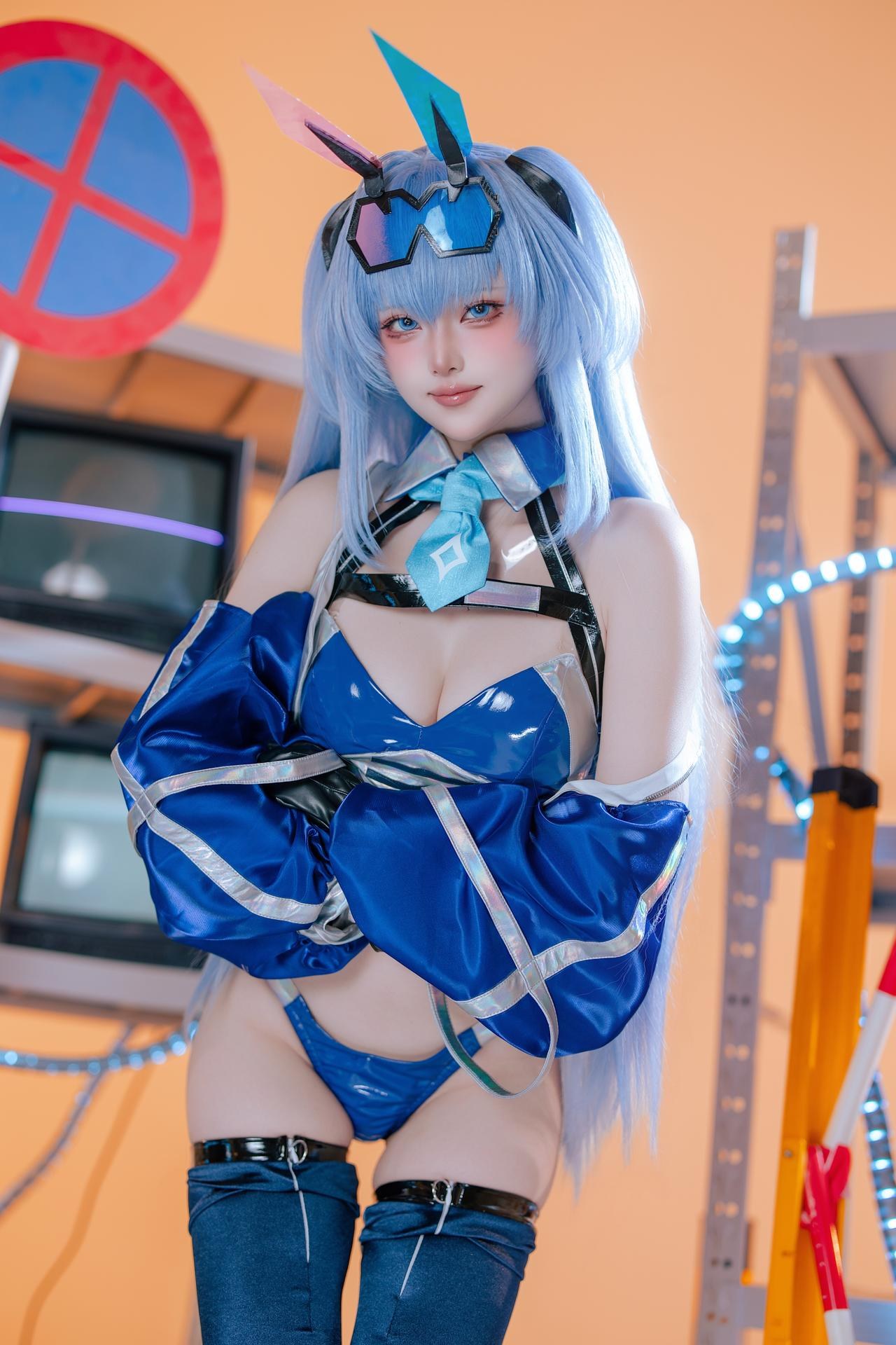 [cosplay] 屿鱼 - 碧蓝航线 花园赛车服：蓝色赛车服机车布景美腿 82P