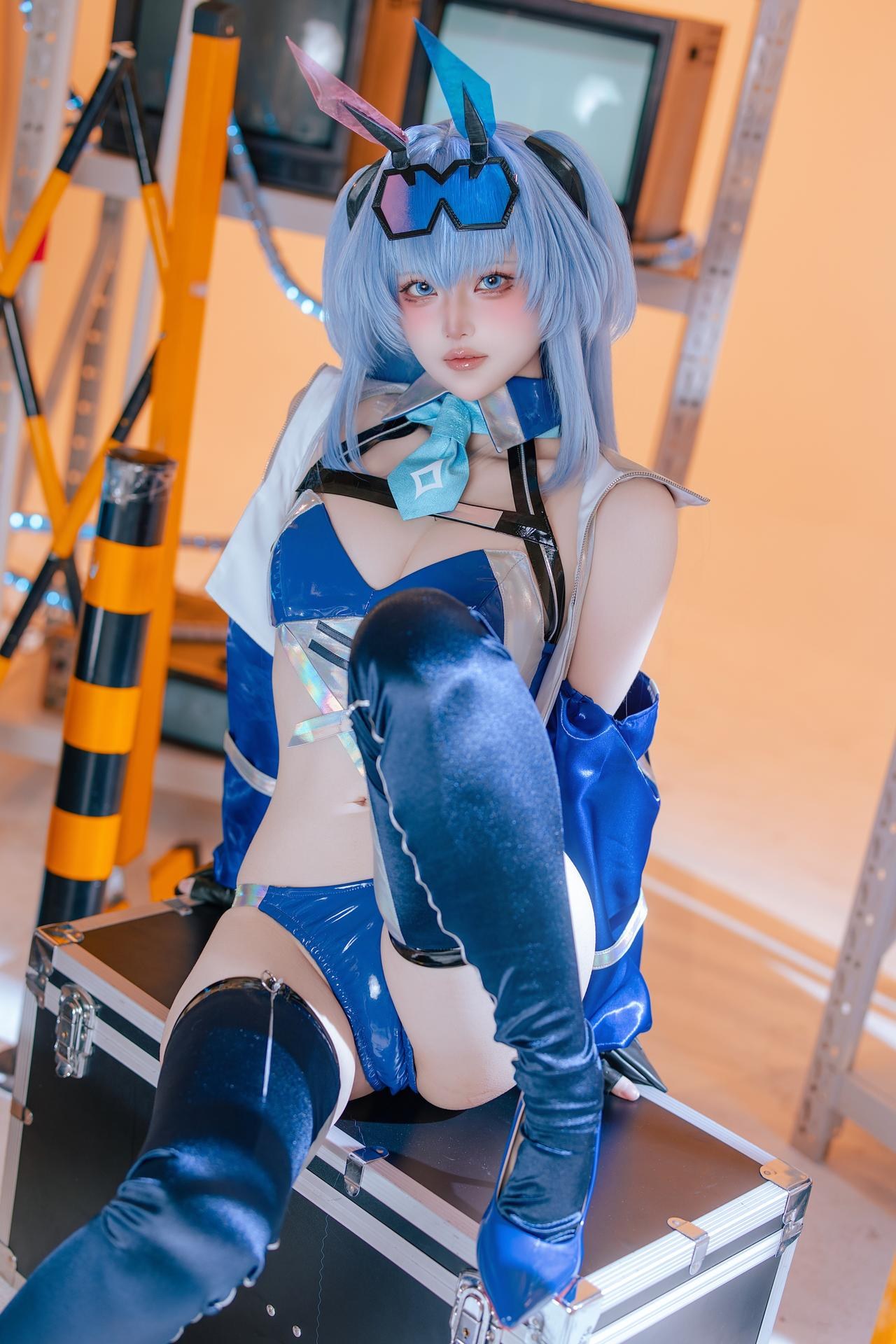 [cosplay] 屿鱼 - 碧蓝航线 花园赛车服：蓝色赛车服机车布景美腿 82P