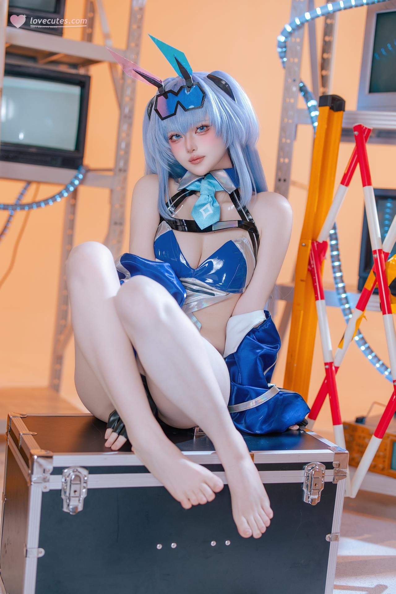 [cosplay] 屿鱼 - 碧蓝航线 花园赛车服：蓝色赛车服机车布景美腿 82P