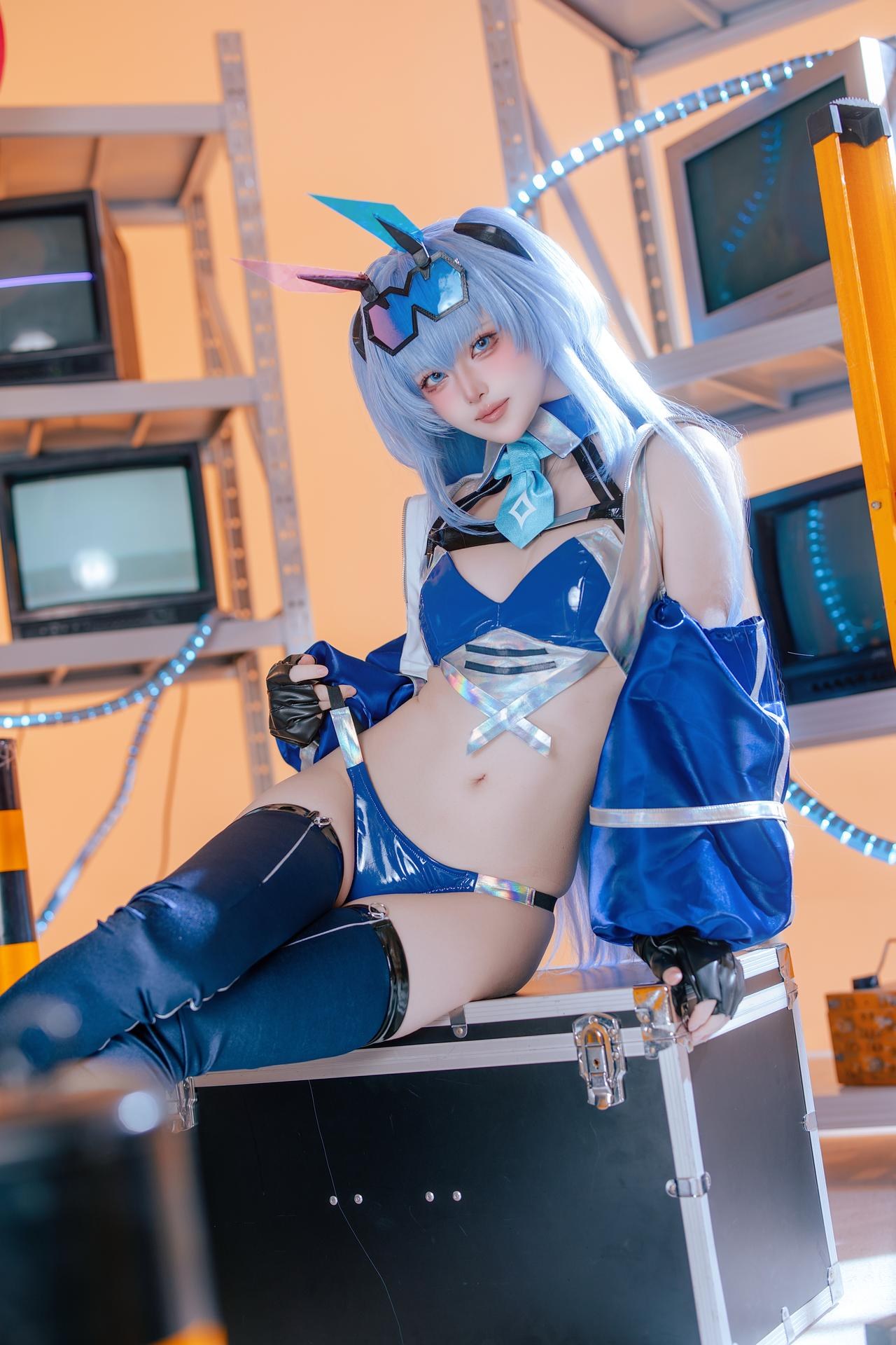 [cosplay] 屿魚 - 碧藍航線 花園賽車服：藍色賽車服機車布景美腿 82P