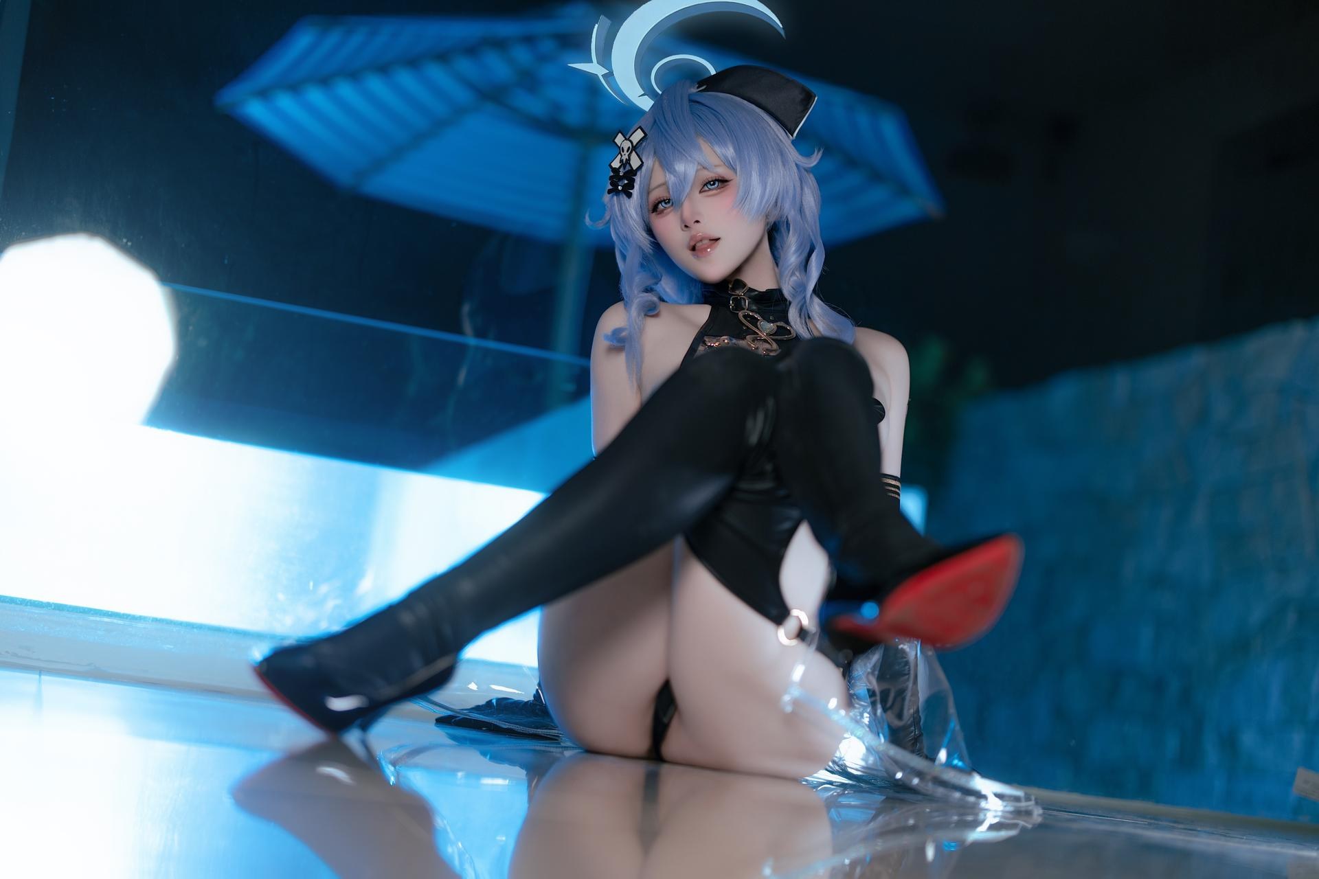 [cosplay] 屿鱼 - ブルーアーカイブ アコ同人 透明ナース：青髪透明ナース黒ストッキング 31P