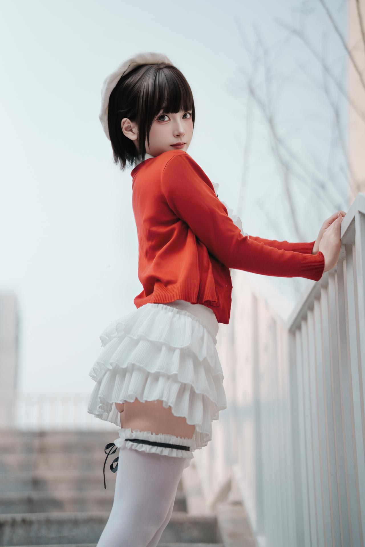 [写真] Bangni邦尼 - ท่องเที่ยวฤดูใบไม้ผลิ: คาร์ดิแกนสีแดง กระโปรงสีขาว ถุงน่องสีขาว ถ่ายภาพกลางแจ้ง 82P8V