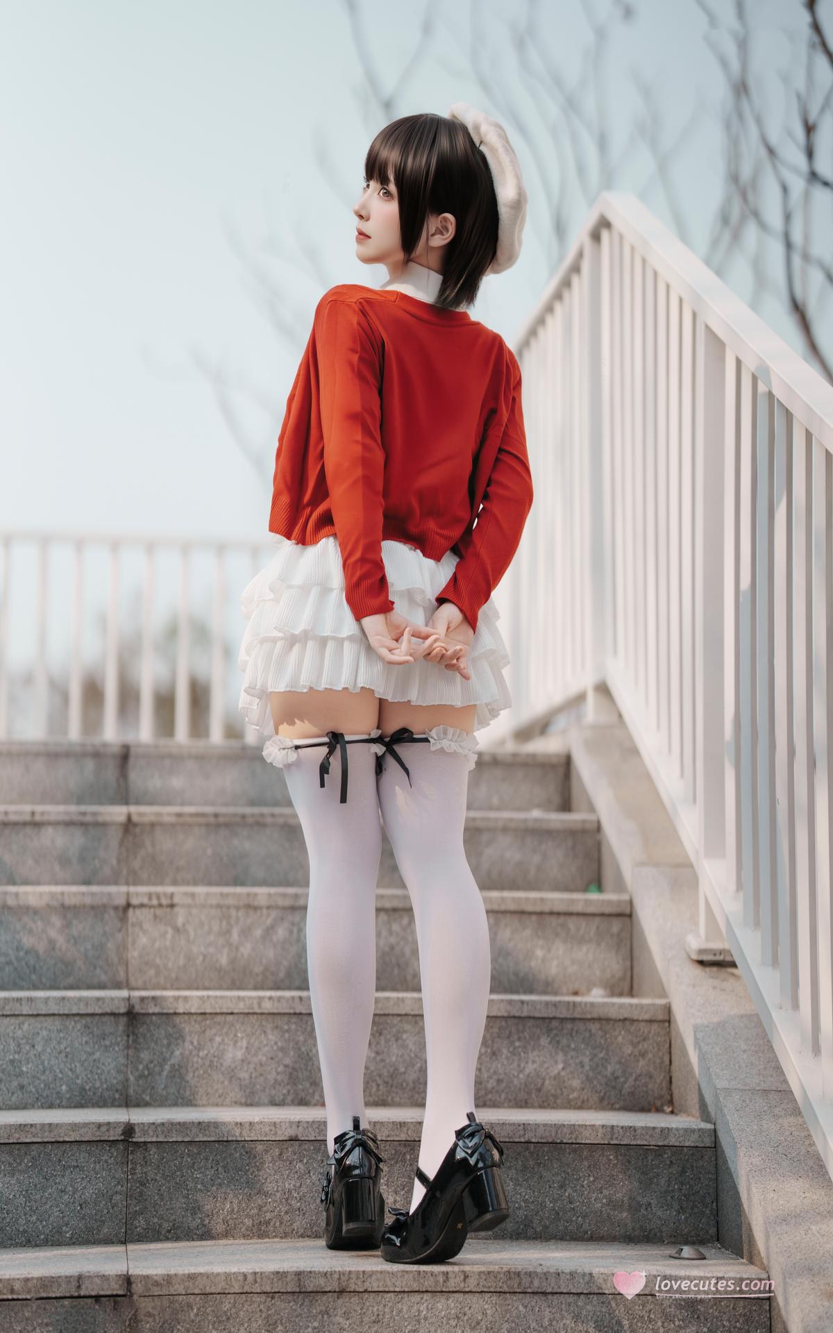 [写真] Bangni邦尼 - ท่องเที่ยวฤดูใบไม้ผลิ: คาร์ดิแกนสีแดง กระโปรงสีขาว ถุงน่องสีขาว ถ่ายภาพกลางแจ้ง 82P8V
