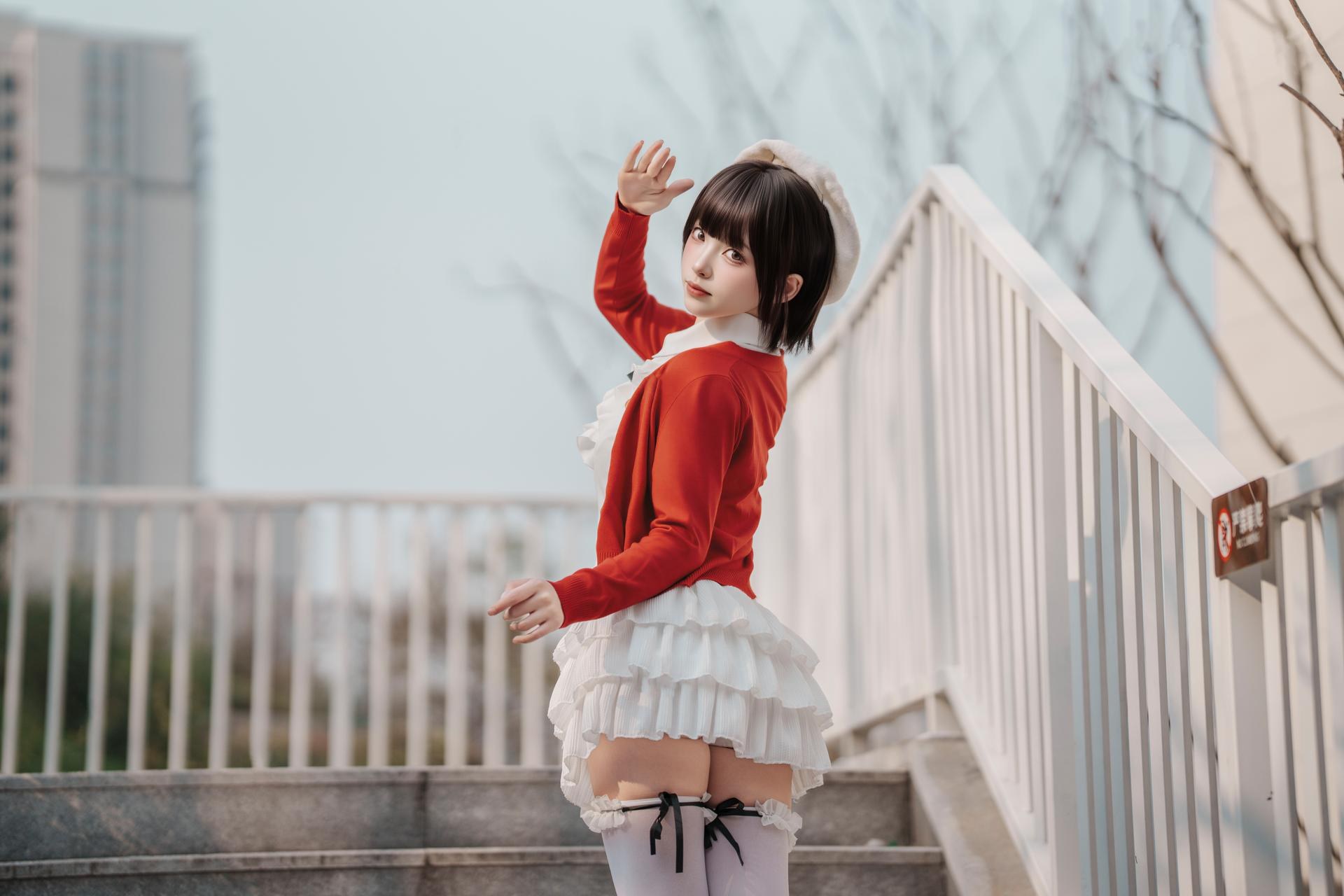 [写真] Bangni邦尼 - ท่องเที่ยวฤดูใบไม้ผลิ: คาร์ดิแกนสีแดง กระโปรงสีขาว ถุงน่องสีขาว ถ่ายภาพกลางแจ้ง 82P8V