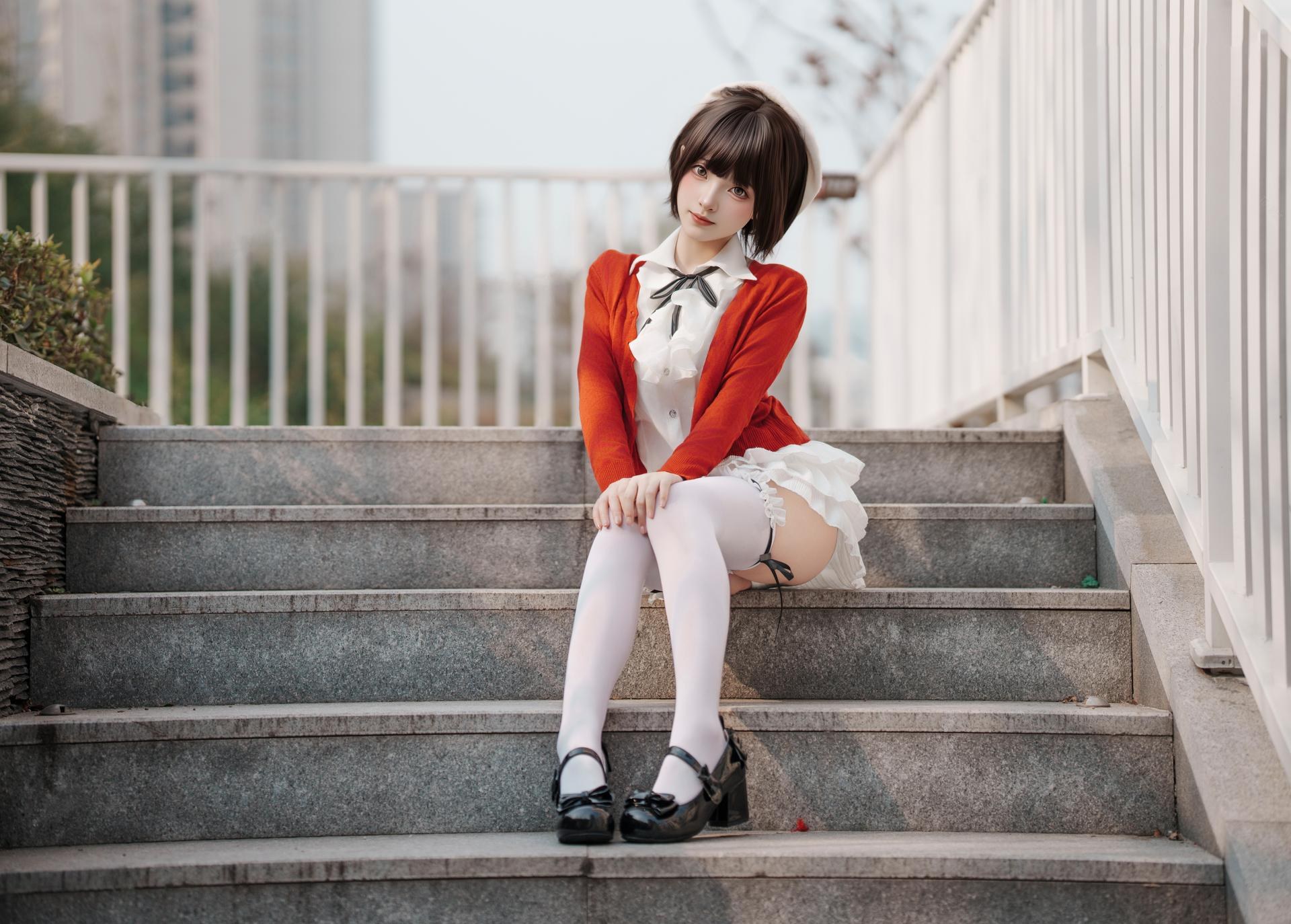[写真] Bangni邦尼 - ท่องเที่ยวฤดูใบไม้ผลิ: คาร์ดิแกนสีแดง กระโปรงสีขาว ถุงน่องสีขาว ถ่ายภาพกลางแจ้ง 82P8V