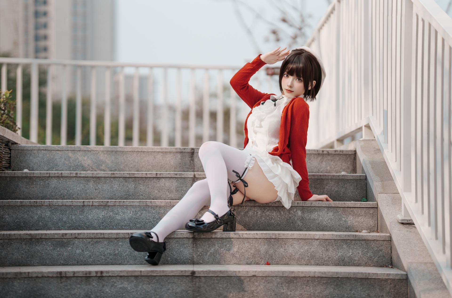 [写真] Bangni邦尼 - ท่องเที่ยวฤดูใบไม้ผลิ: คาร์ดิแกนสีแดง กระโปรงสีขาว ถุงน่องสีขาว ถ่ายภาพกลางแจ้ง 82P8V