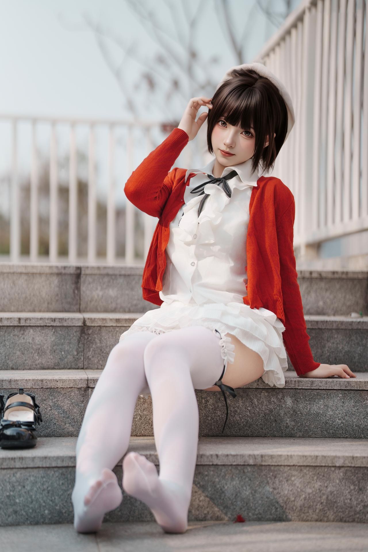 [写真] Bangni邦尼 - ท่องเที่ยวฤดูใบไม้ผลิ: คาร์ดิแกนสีแดง กระโปรงสีขาว ถุงน่องสีขาว ถ่ายภาพกลางแจ้ง 82P8V
