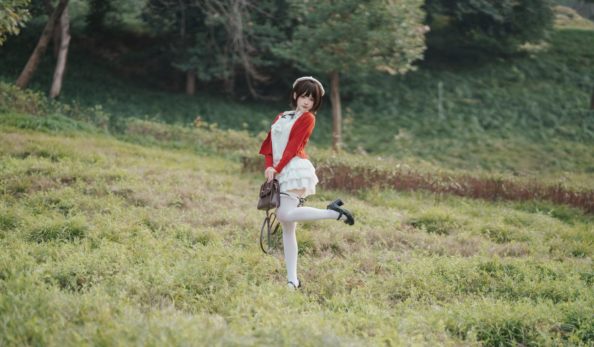 [写真] Bangni邦尼 - ท่องเที่ยวฤดูใบไม้ผลิ: คาร์ดิแกนสีแดง กระโปรงสีขาว ถุงน่องสีขาว ถ่ายภาพกลางแจ้ง 82P8V
