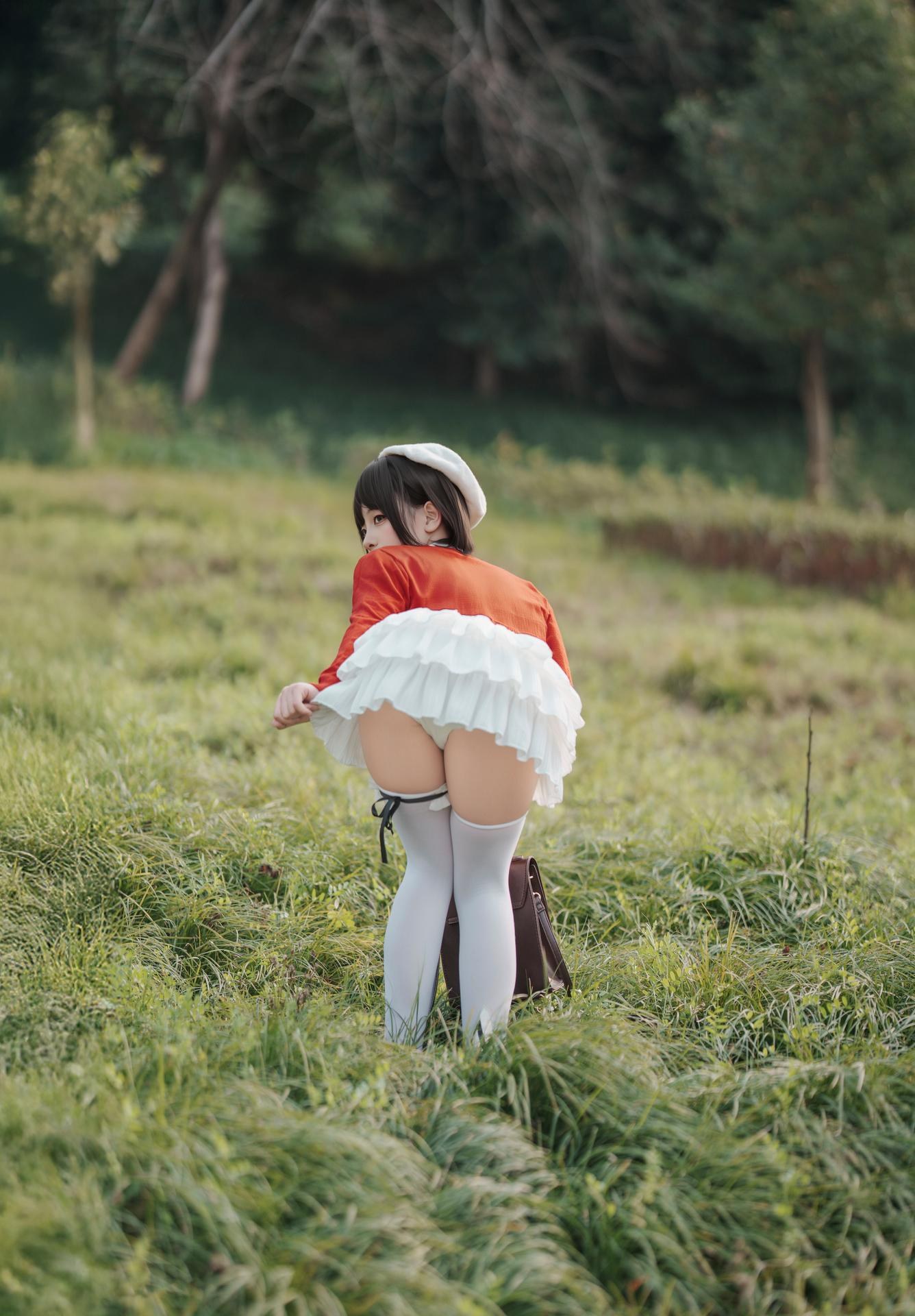 [写真] Bangni邦尼 - ท่องเที่ยวฤดูใบไม้ผลิ: คาร์ดิแกนสีแดง กระโปรงสีขาว ถุงน่องสีขาว ถ่ายภาพกลางแจ้ง 82P8V