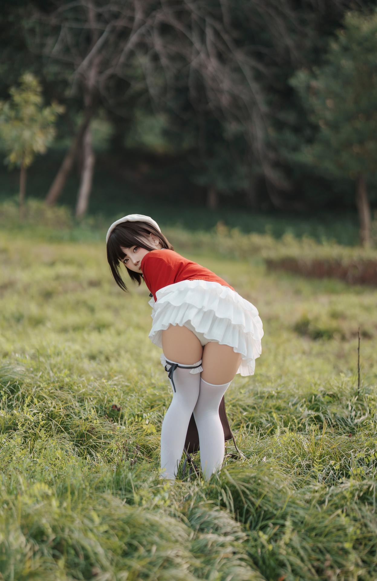 [写真] Bangni邦尼 - ท่องเที่ยวฤดูใบไม้ผลิ: คาร์ดิแกนสีแดง กระโปรงสีขาว ถุงน่องสีขาว ถ่ายภาพกลางแจ้ง 82P8V