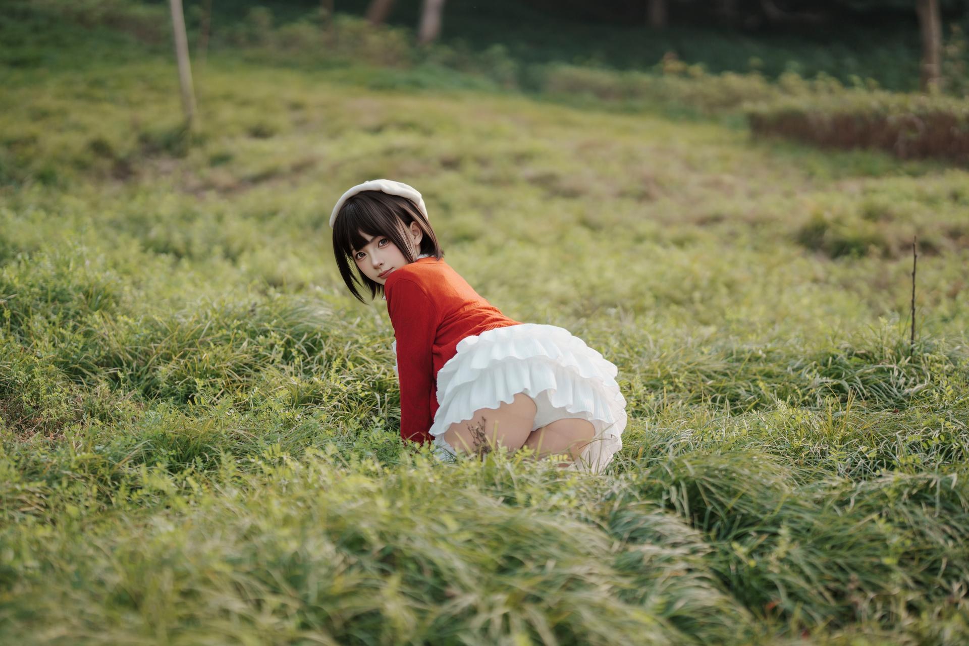[写真] Bangni邦尼 - ท่องเที่ยวฤดูใบไม้ผลิ: คาร์ดิแกนสีแดง กระโปรงสีขาว ถุงน่องสีขาว ถ่ายภาพกลางแจ้ง 82P8V