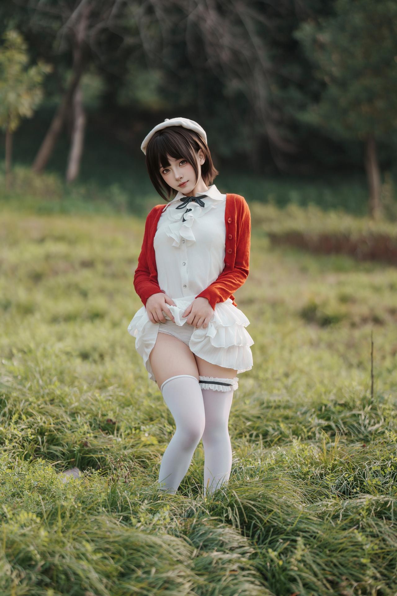 [写真] Bangni邦尼 - ท่องเที่ยวฤดูใบไม้ผลิ: คาร์ดิแกนสีแดง กระโปรงสีขาว ถุงน่องสีขาว ถ่ายภาพกลางแจ้ง 82P8V