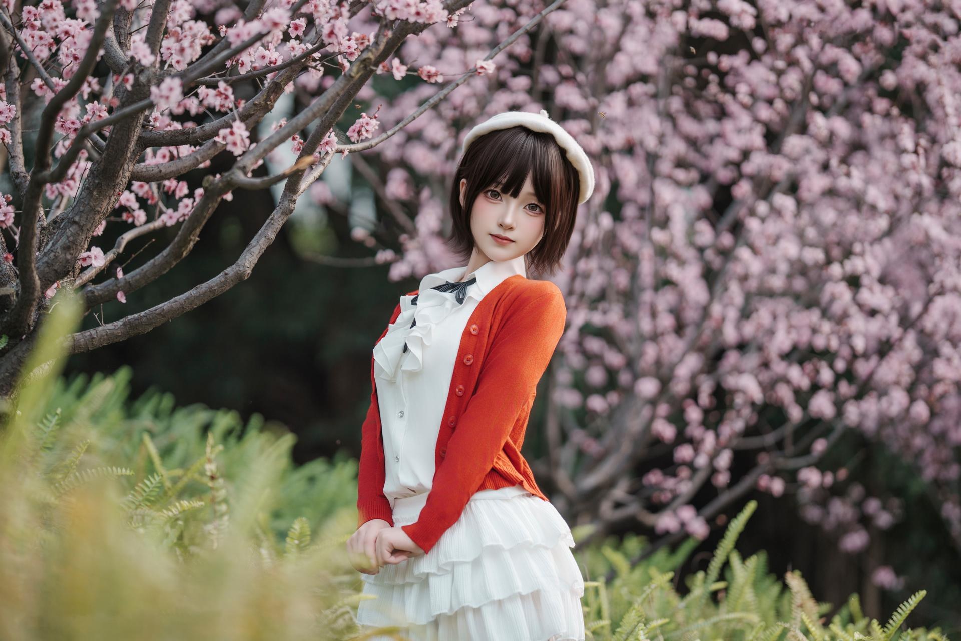 [写真] Bangni邦尼 - ท่องเที่ยวฤดูใบไม้ผลิ: คาร์ดิแกนสีแดง กระโปรงสีขาว ถุงน่องสีขาว ถ่ายภาพกลางแจ้ง 82P8V