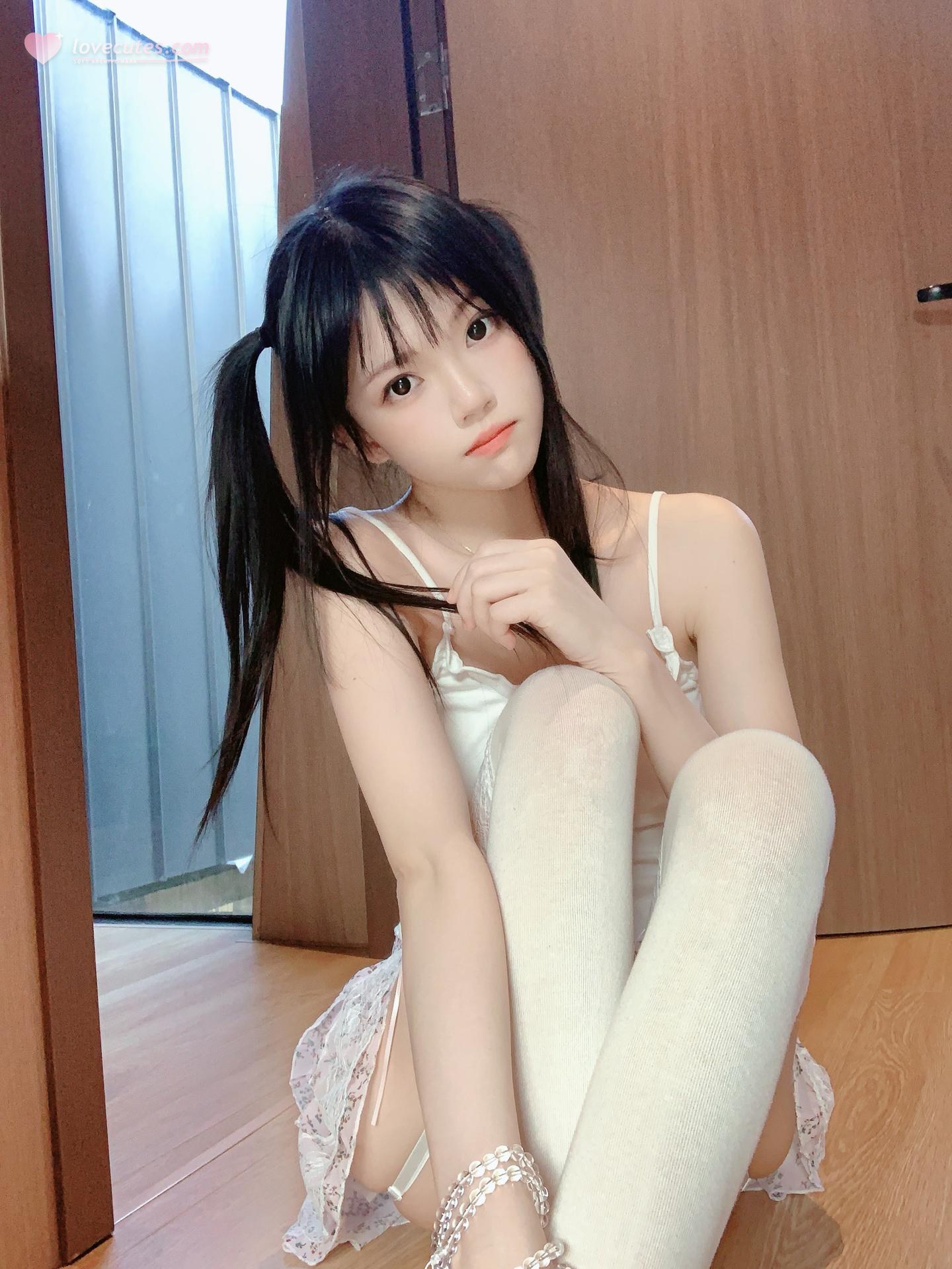 [私房] 桜桃喵 - Ảnh tự chụp hoa nhỏ: váy hai dây trắng hoa nhí, cận cảnh bàn chân tất trắng 16P