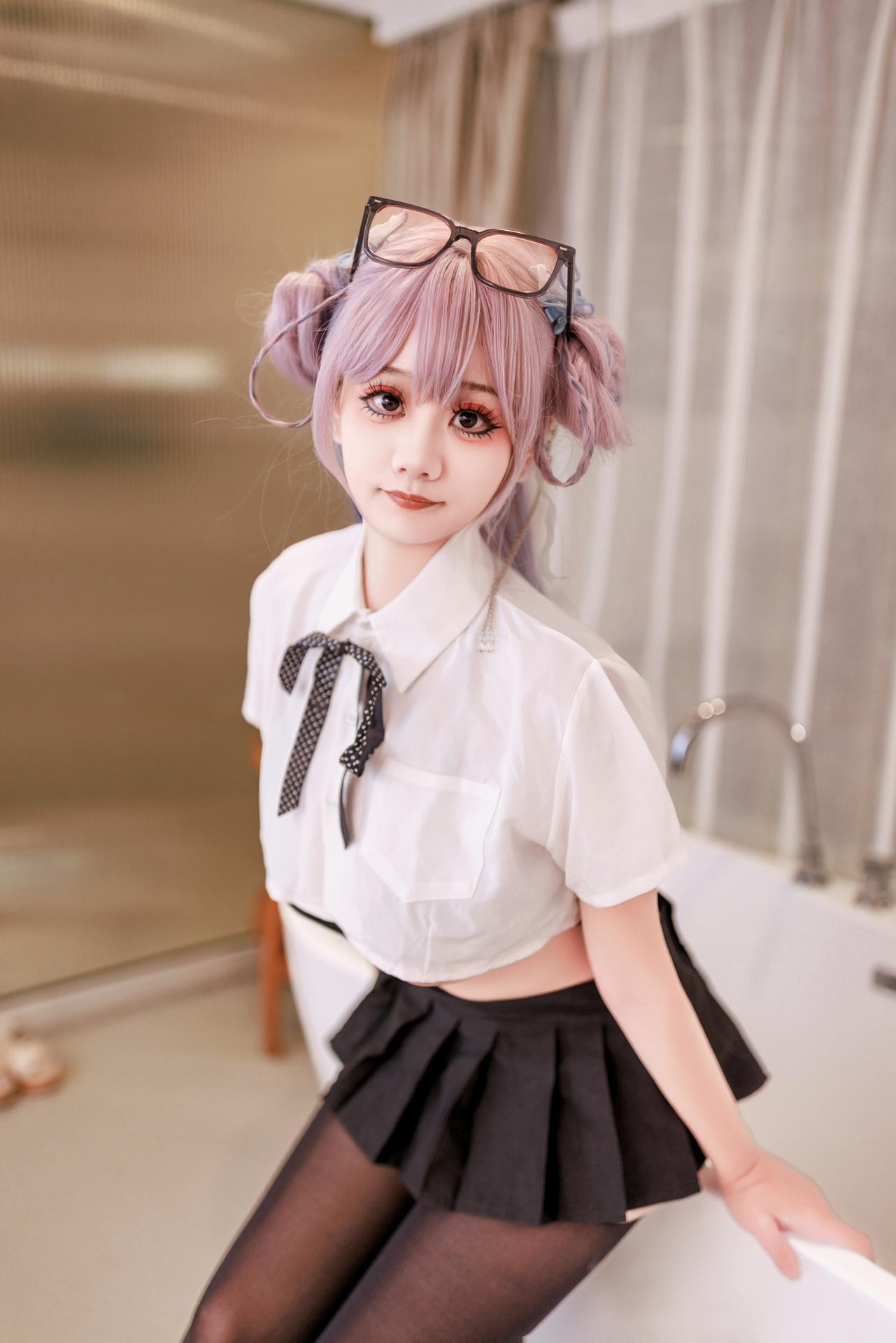 [私房] 阿雪雪 - นักเรียนสาวมัธยมอยู่บ้าน: เสื้อเชิ้ตขาว กระโปรงสั้น ถุงน่องดำ ห้องน้ำ 64P2V