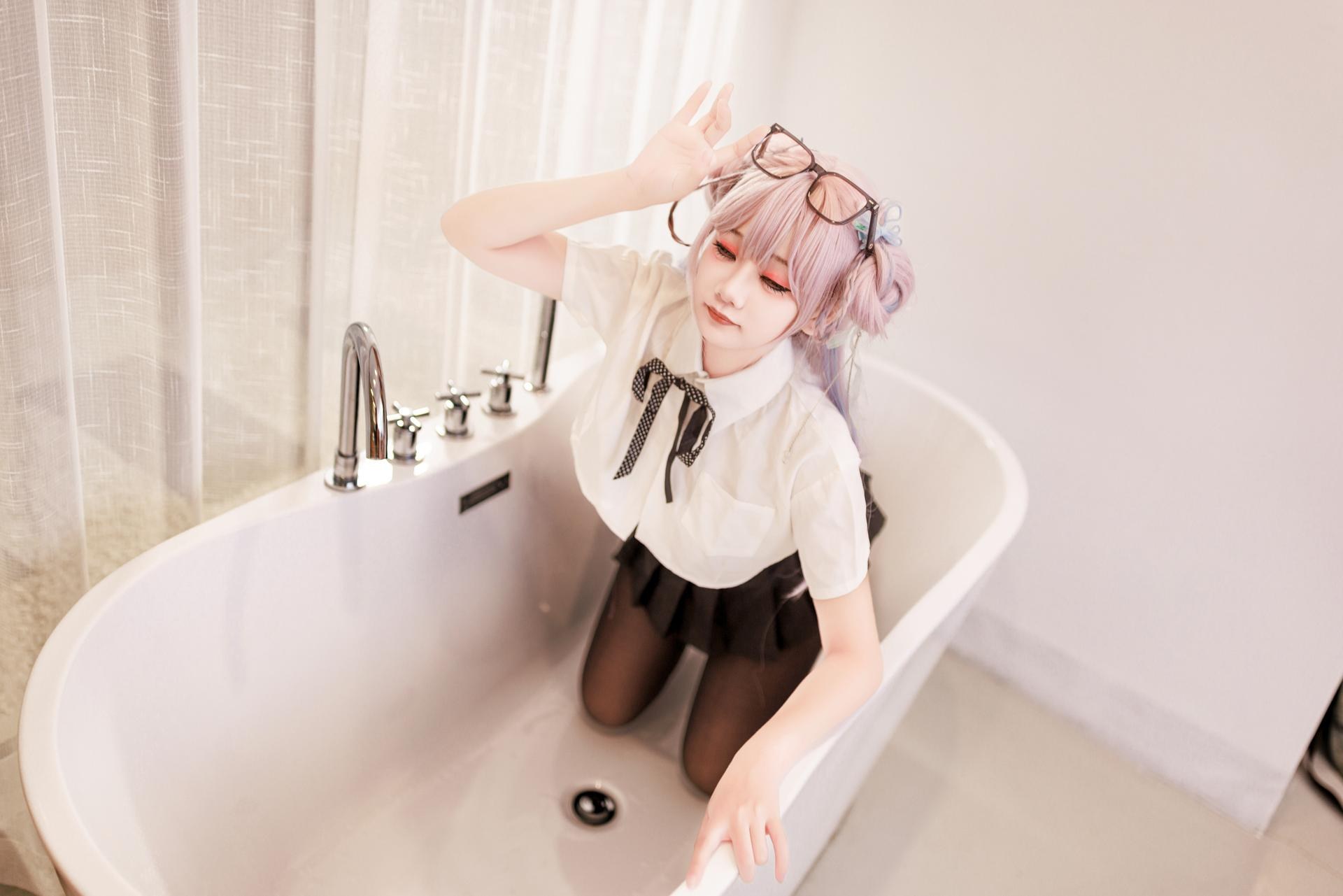 [私房] A Tuyết Tuyết - Nữ sinh ở nhà: áo sơ mi trắng váy ngắn tất đen trong phòng tắm riêng 64P2V
