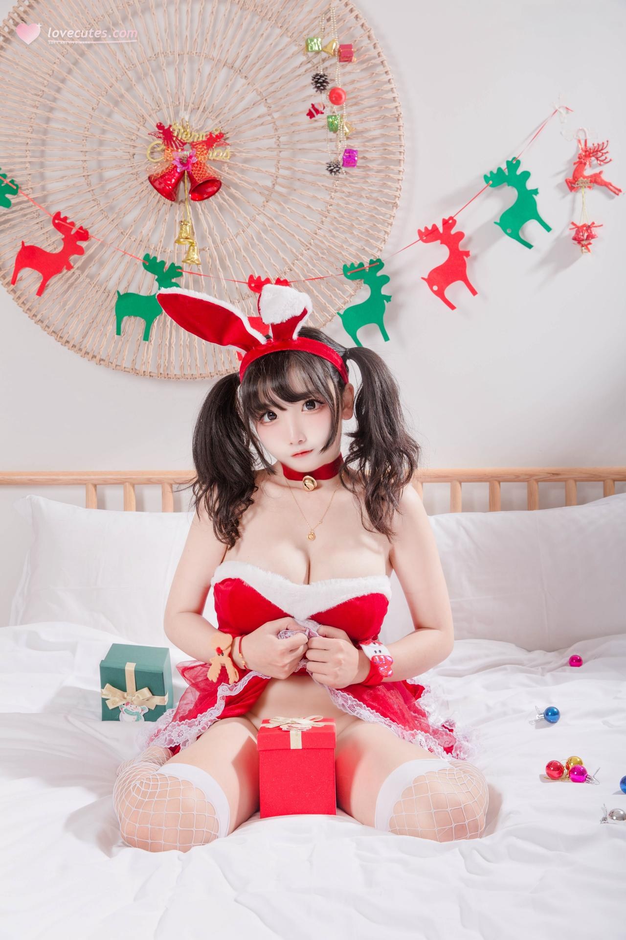 [私房] 香草奶喵 - クリスマス福福：赤いウサ耳クリスマスランジェリー ベッド撮影 大胆 40P