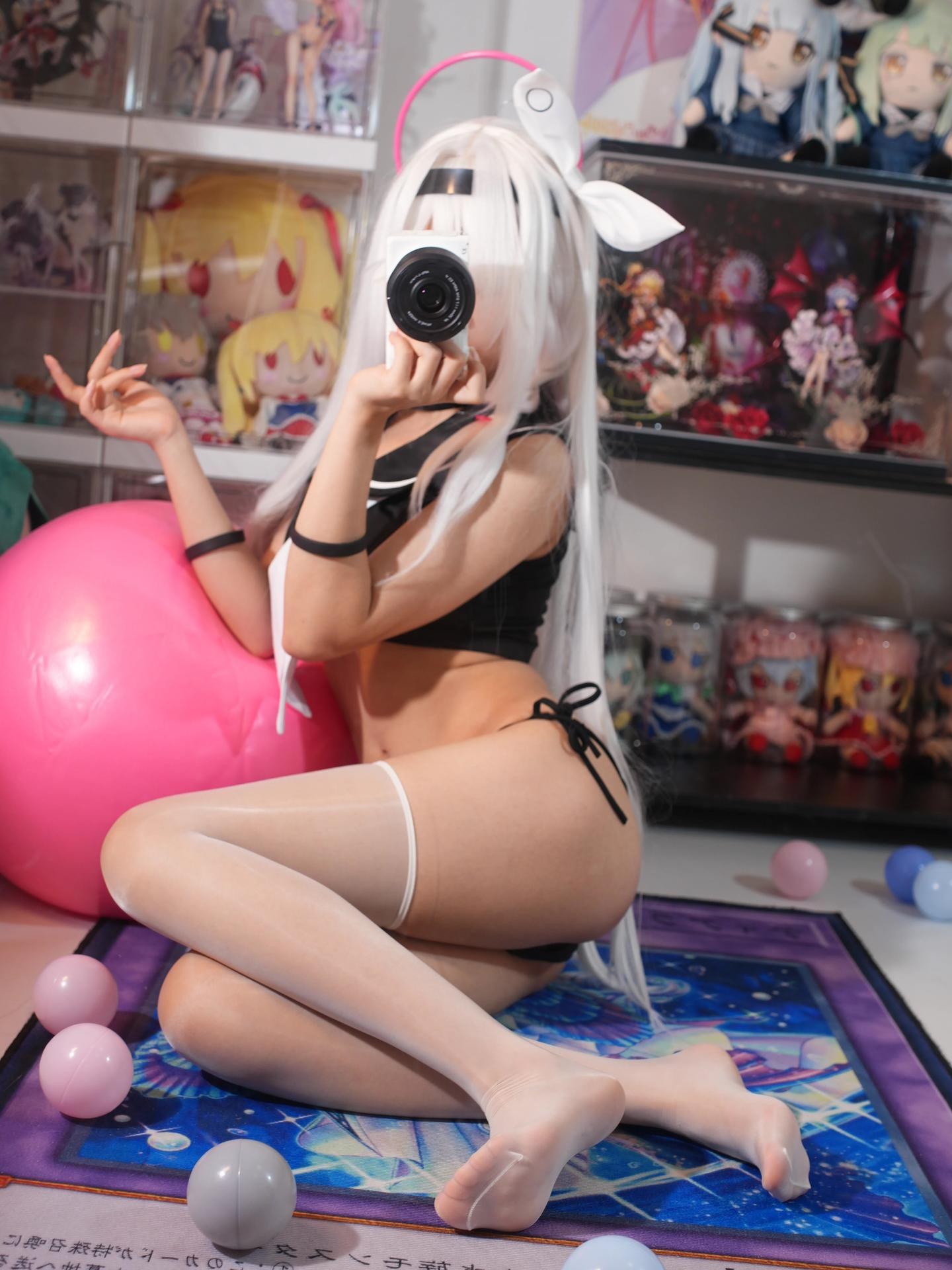 [cosplay] 白栎Shirly - Blue Archive ปรานา ชุดว่ายน้ำ: ผมขาว ชุดว่ายน้ำขาวดำ ขาเรียวสวย 113P