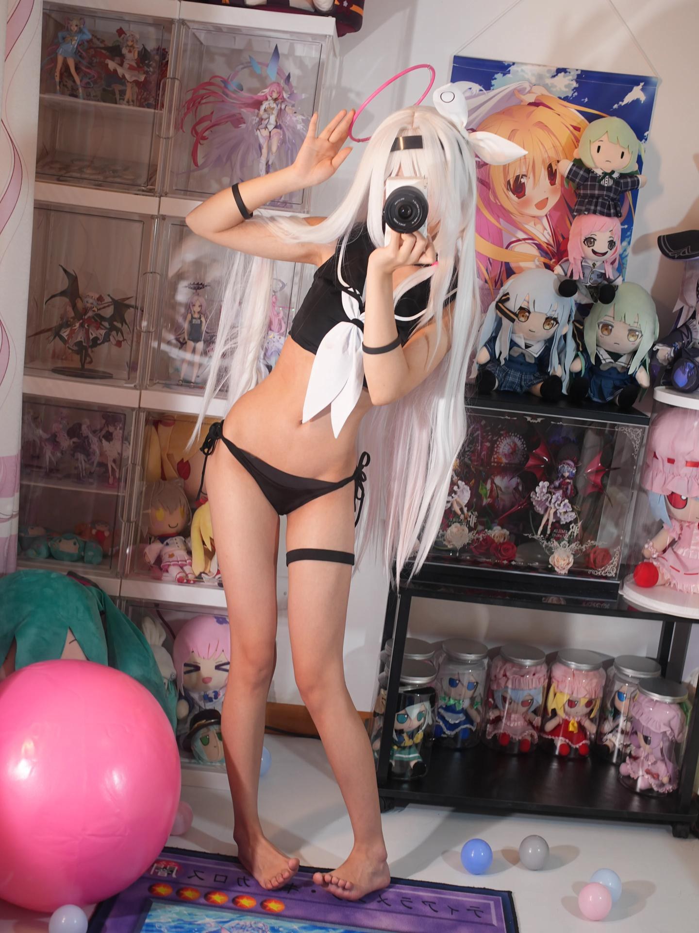 [cosplay] 白栎Shirly - Blue Archive ปรานา ชุดว่ายน้ำ: ผมขาว ชุดว่ายน้ำขาวดำ ขาเรียวสวย 113P