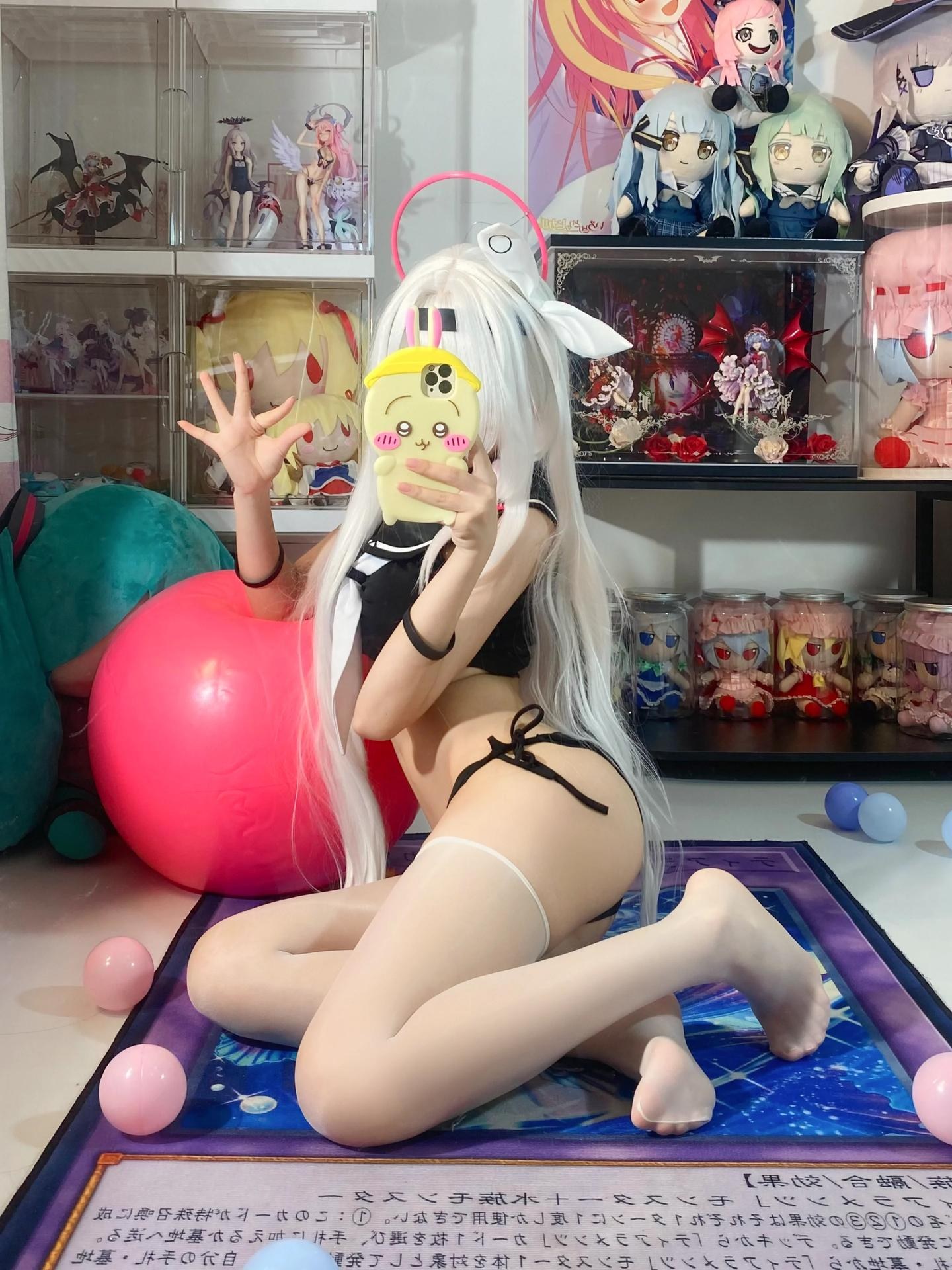 [cosplay] 白栎Shirly - Blue Archive ปรานา ชุดว่ายน้ำ: ผมขาว ชุดว่ายน้ำขาวดำ ขาเรียวสวย 113P