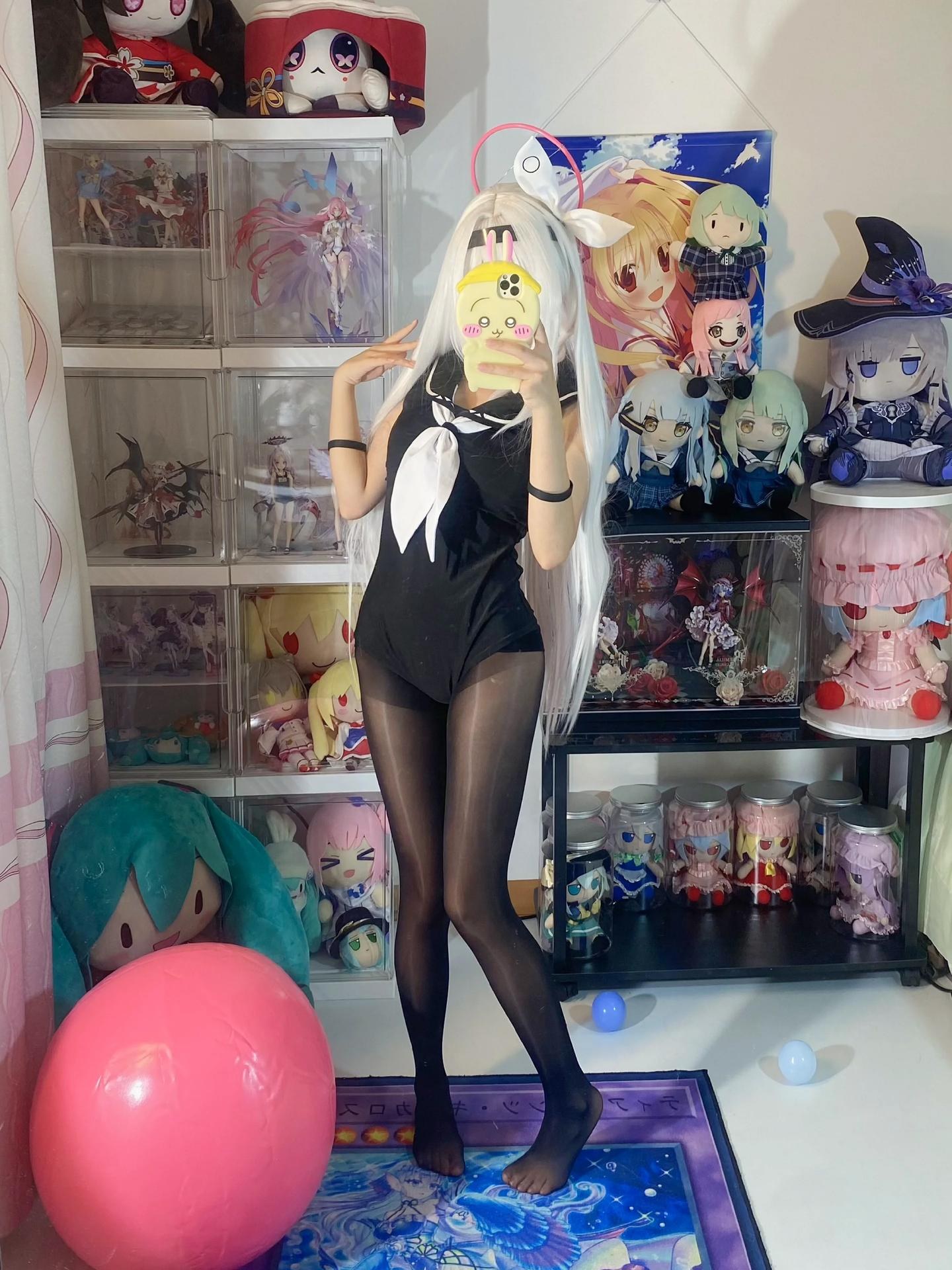 [cosplay] 白栎Shirly - 蔚藍檔案 普拉娜泳裝：白髮黑白泳裝美腿 113P