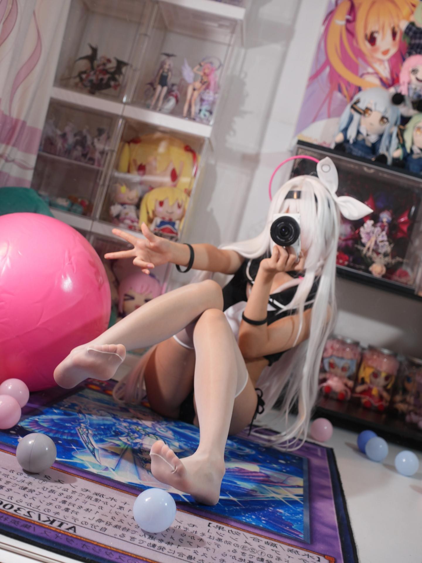[cosplay] 白栎Shirly - 蔚藍檔案 普拉娜泳裝：白髮黑白泳裝美腿 113P