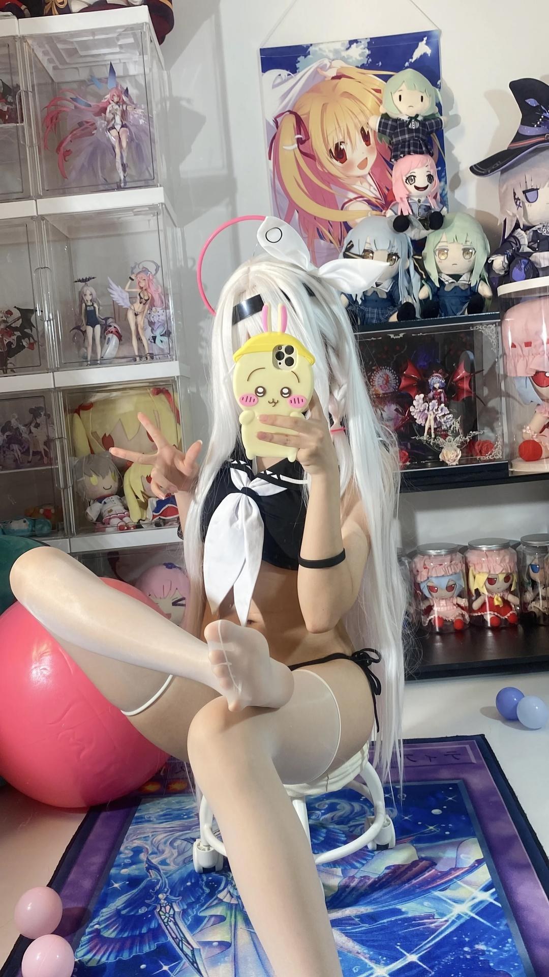 [cosplay] 白栎Shirly - 蔚蓝档案 普拉娜泳装：白发黑白泳装美腿 113P