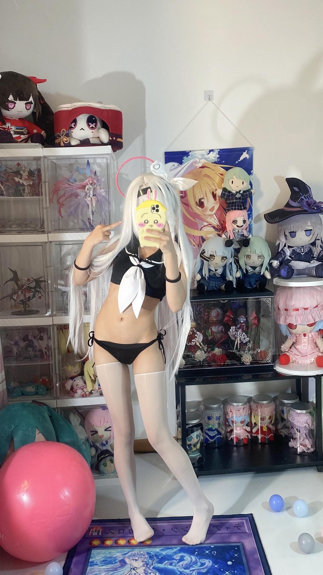 [cosplay] 白栎Shirly - 蔚蓝档案 普拉娜泳装：白发黑白泳装美腿 113P