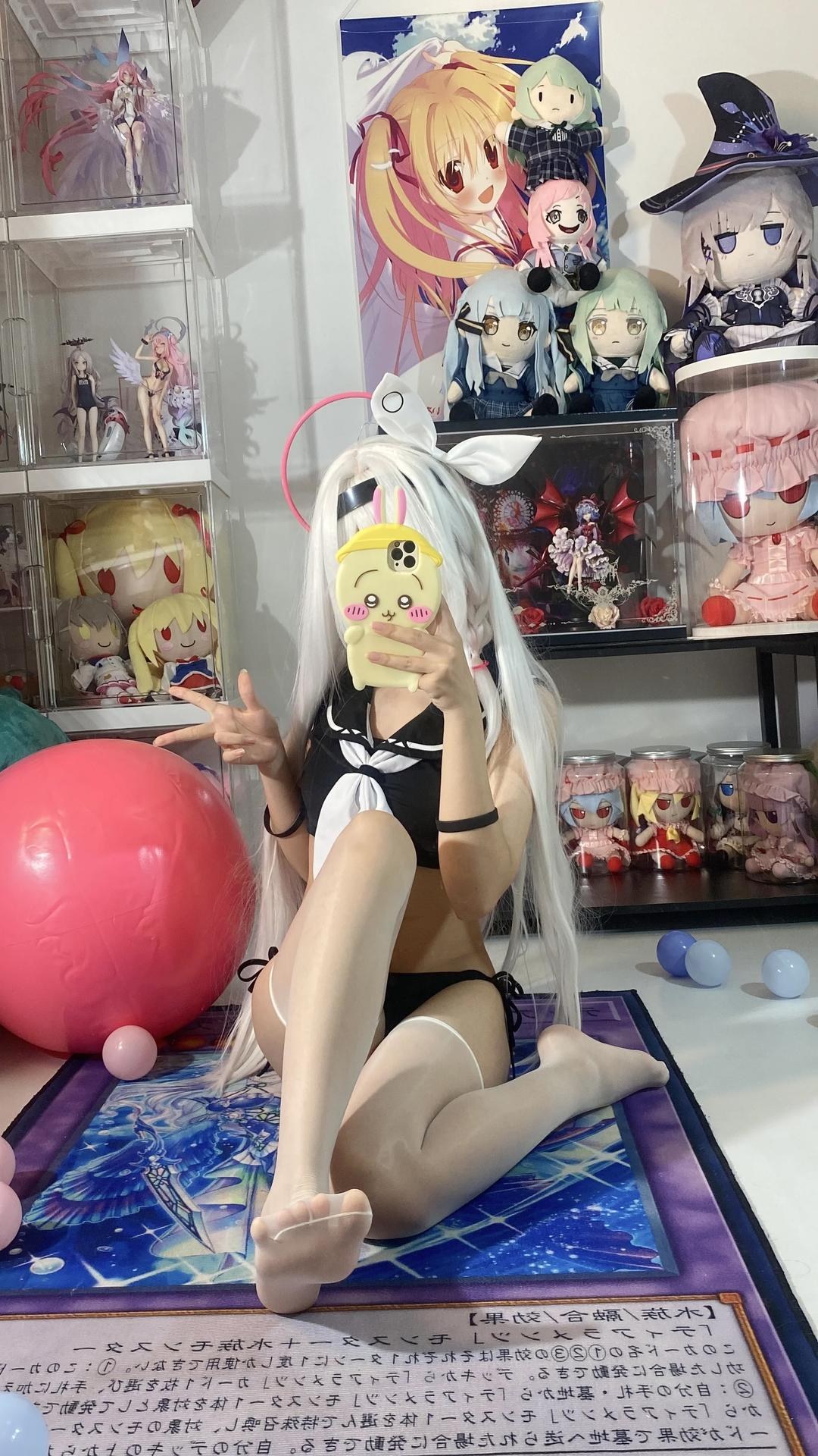 [cosplay] 白栎Shirly - 蔚蓝档案 普拉娜泳装：白发黑白泳装美腿 113P