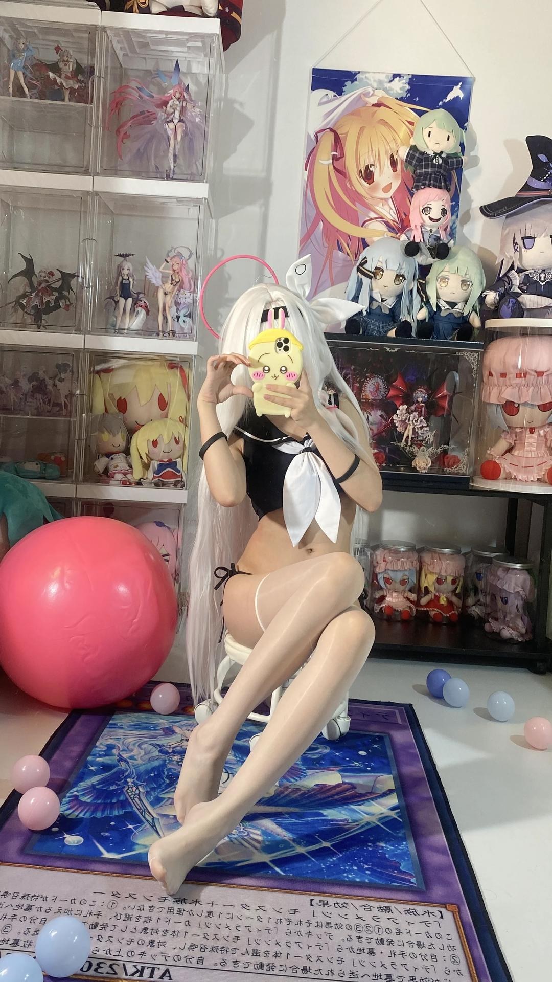 [cosplay] 白栎Shirly - 蔚蓝档案 普拉娜泳装：白发黑白泳装美腿 113P