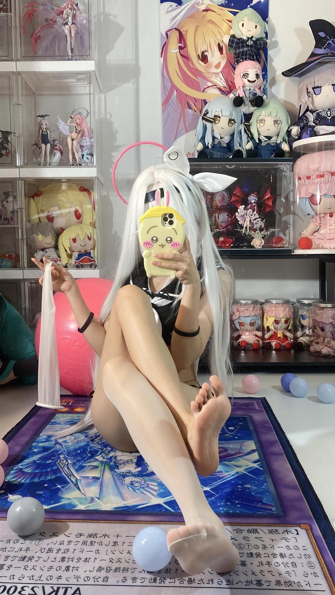 [cosplay] 白栎Shirly - 蔚蓝档案 普拉娜泳装：白发黑白泳装美腿 113P