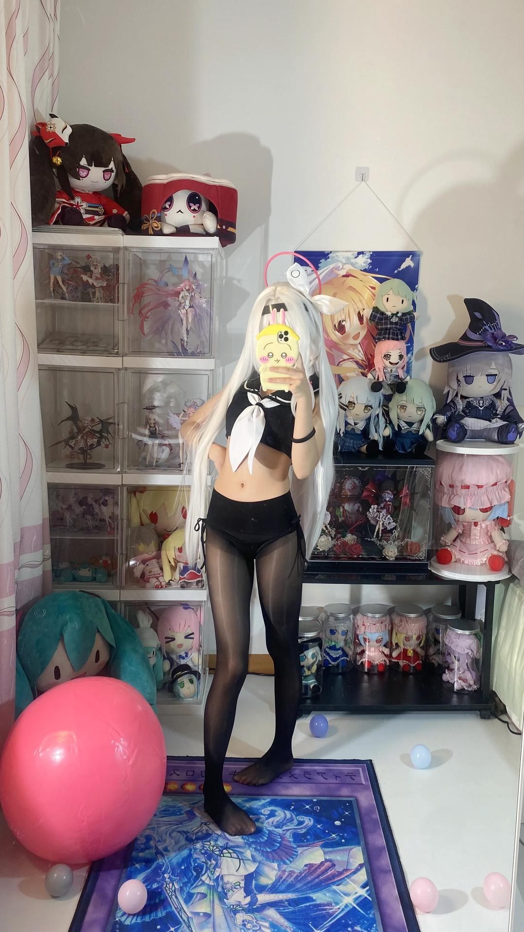 [cosplay] 白栎Shirly - 蔚蓝档案 普拉娜泳装：白发黑白泳装美腿 113P