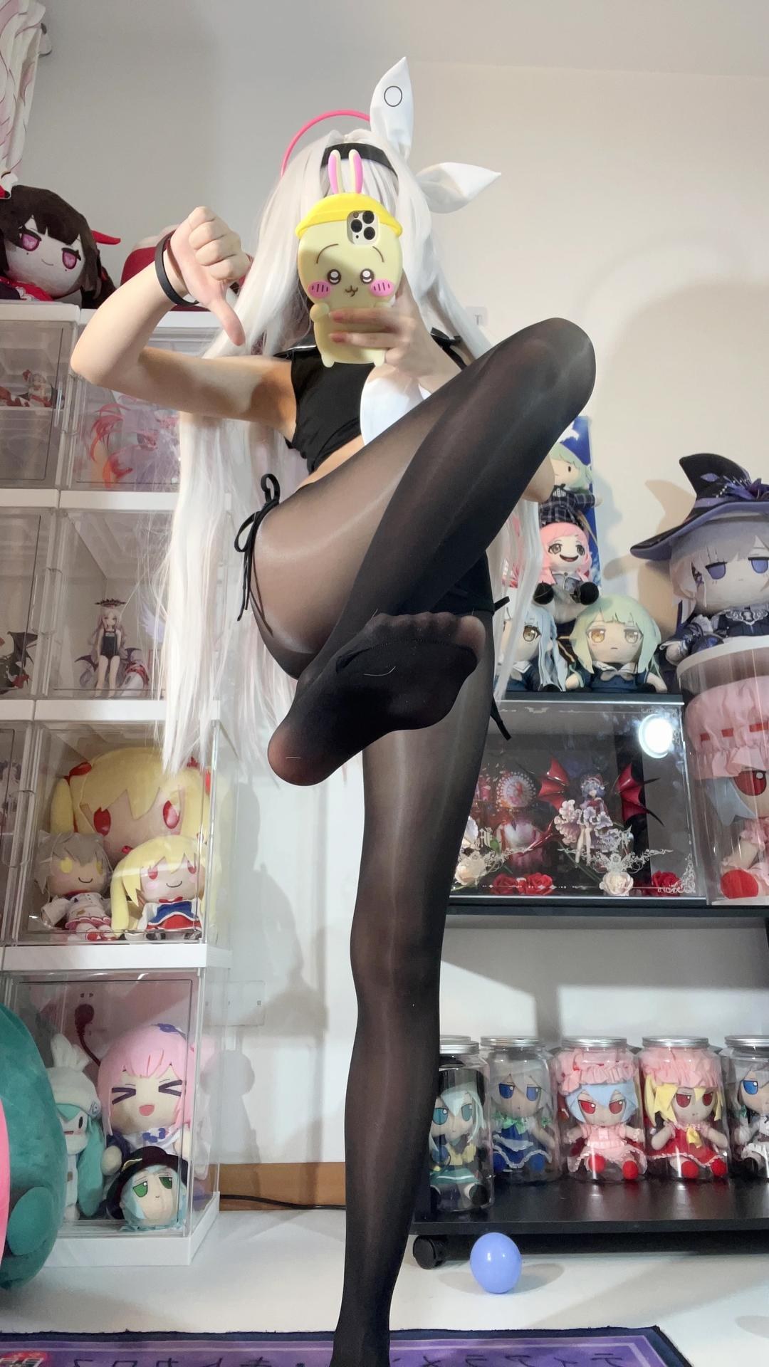 [cosplay] 白栎Shirly - 蔚蓝档案 普拉娜泳装：白发黑白泳装美腿 113P