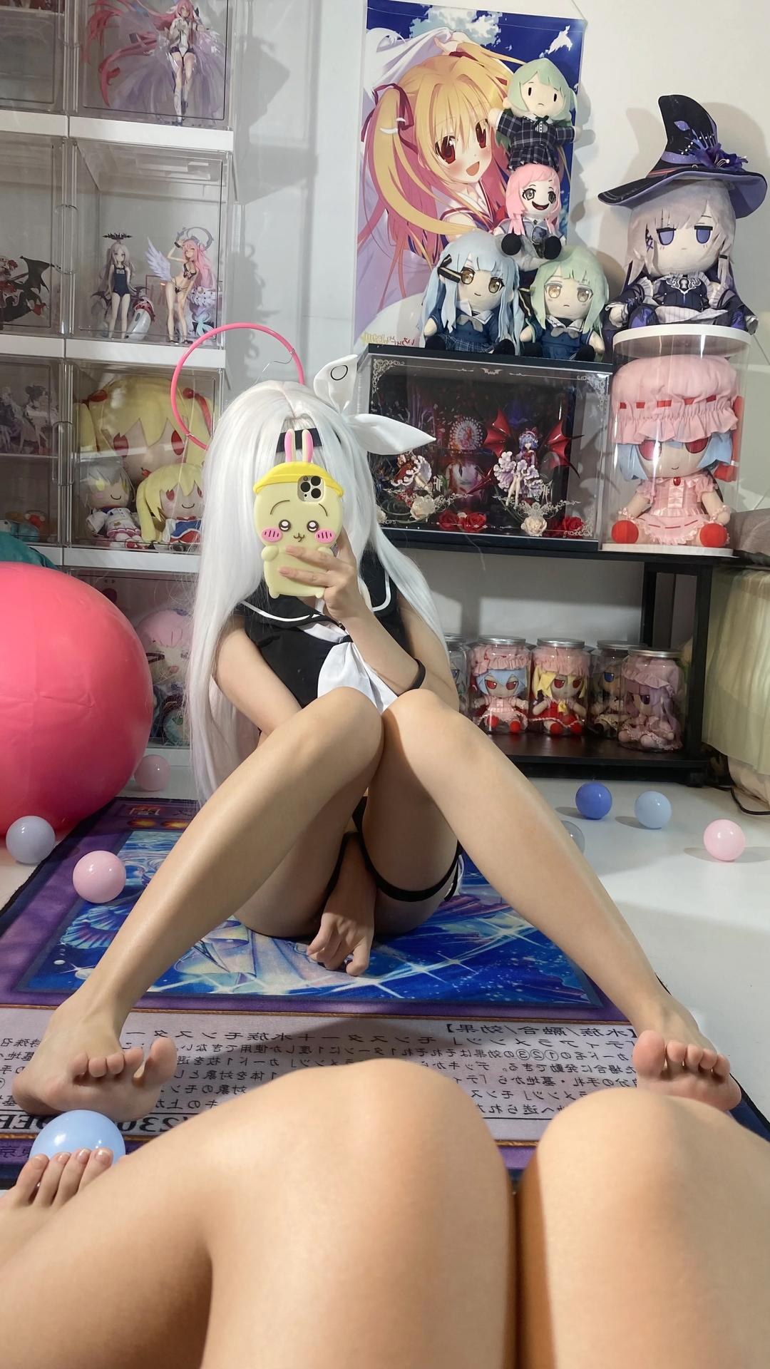 [cosplay] 白栎Shirly - 蔚藍檔案 普拉娜泳裝：白髮黑白泳裝美腿 113P
