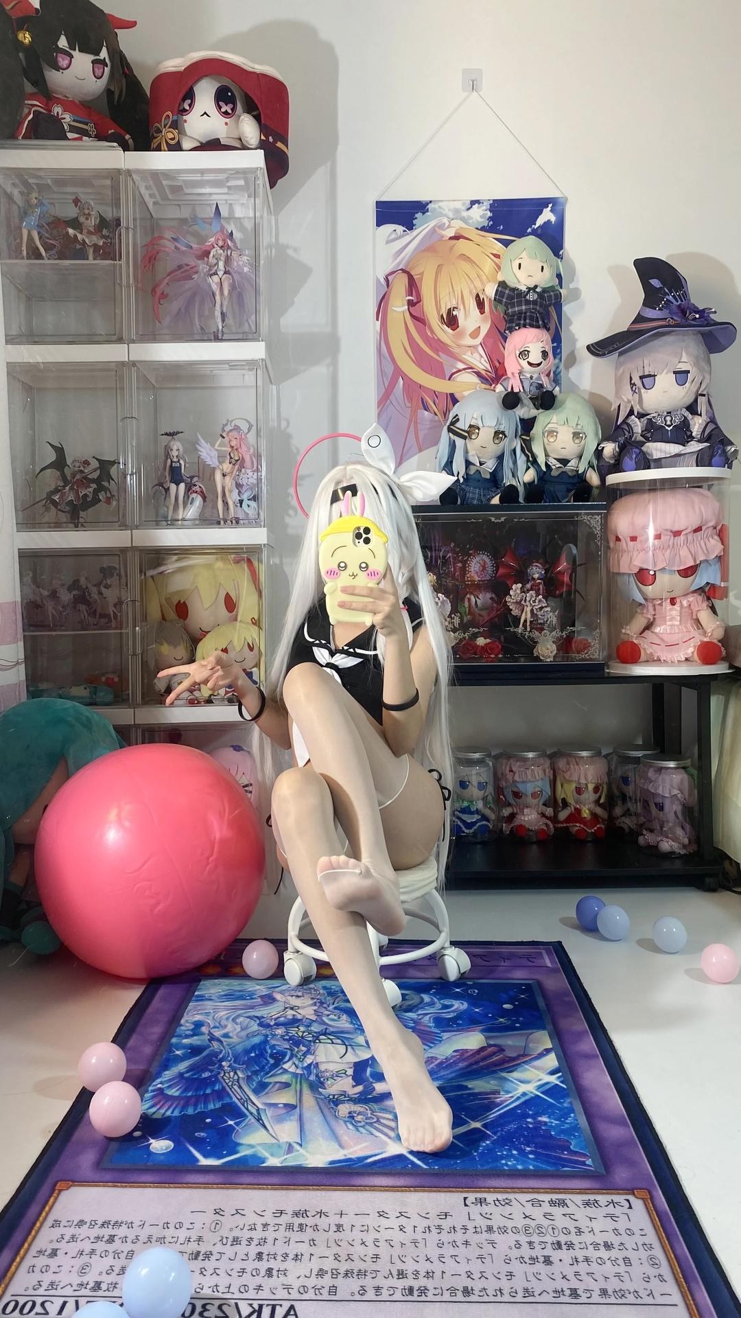 [cosplay] 白栎Shirly - 蔚藍檔案 普拉娜泳裝：白髮黑白泳裝美腿 113P