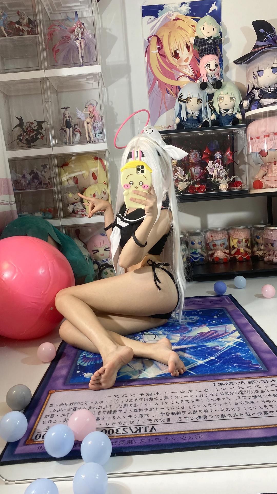 [cosplay] 白栎Shirly - 蔚藍檔案 普拉娜泳裝：白髮黑白泳裝美腿 113P