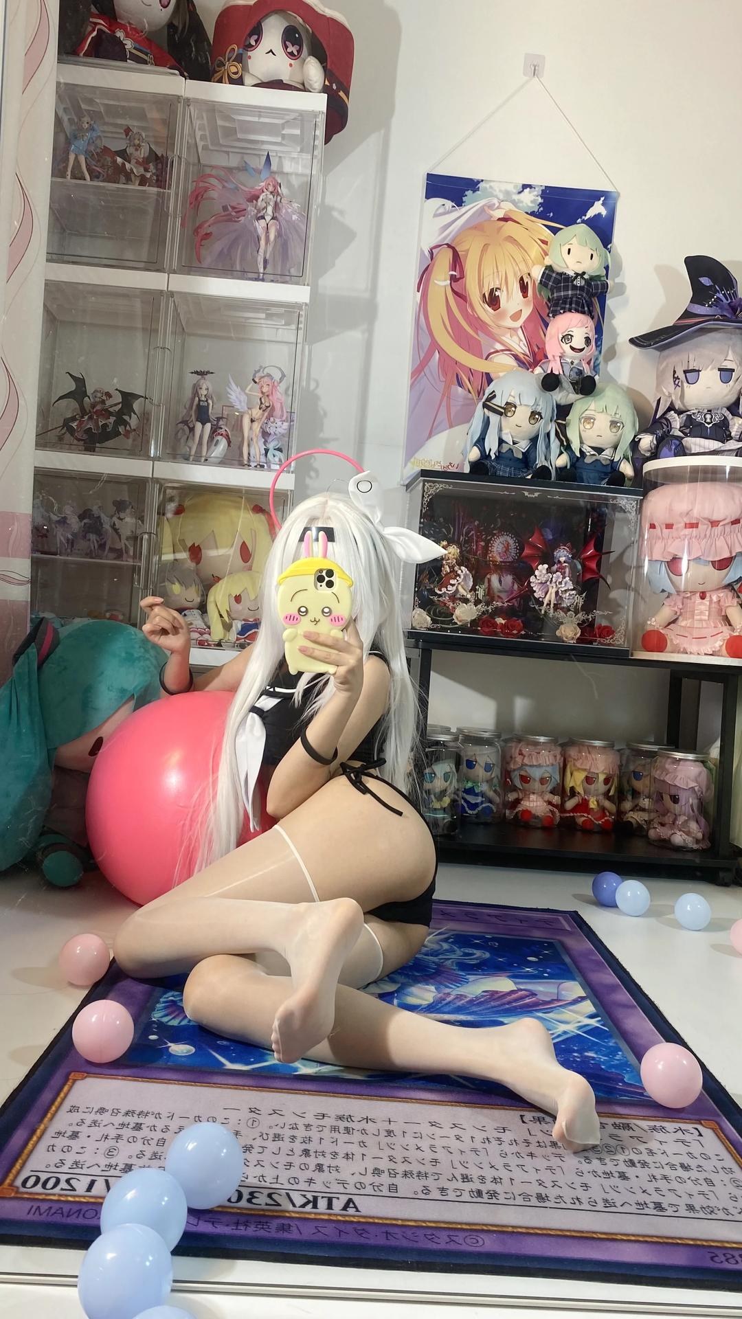 [cosplay] 白栎Shirly - 蔚藍檔案 普拉娜泳裝：白髮黑白泳裝美腿 113P