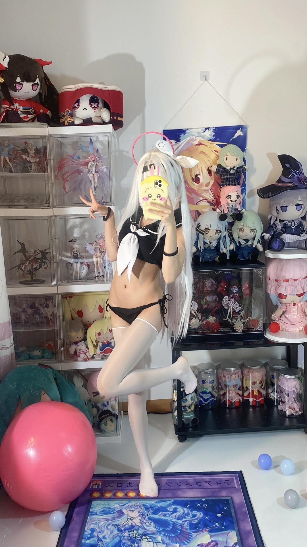 [cosplay] 白栎Shirly - 蔚藍檔案 普拉娜泳裝：白髮黑白泳裝美腿 113P