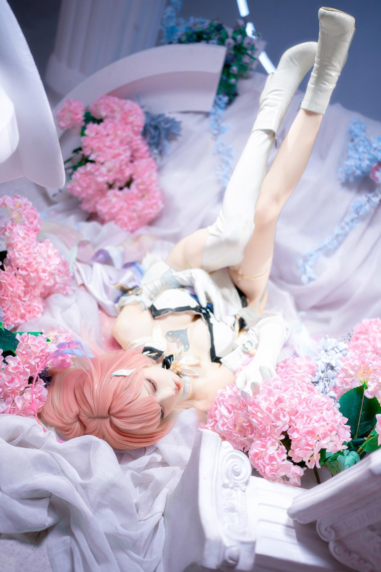 [cosplay] 纸悦Etsu_ko - 鳴潮 愛弥斯：ピンク髪の礼装 白ストッキングの夢幻的な背景 25P