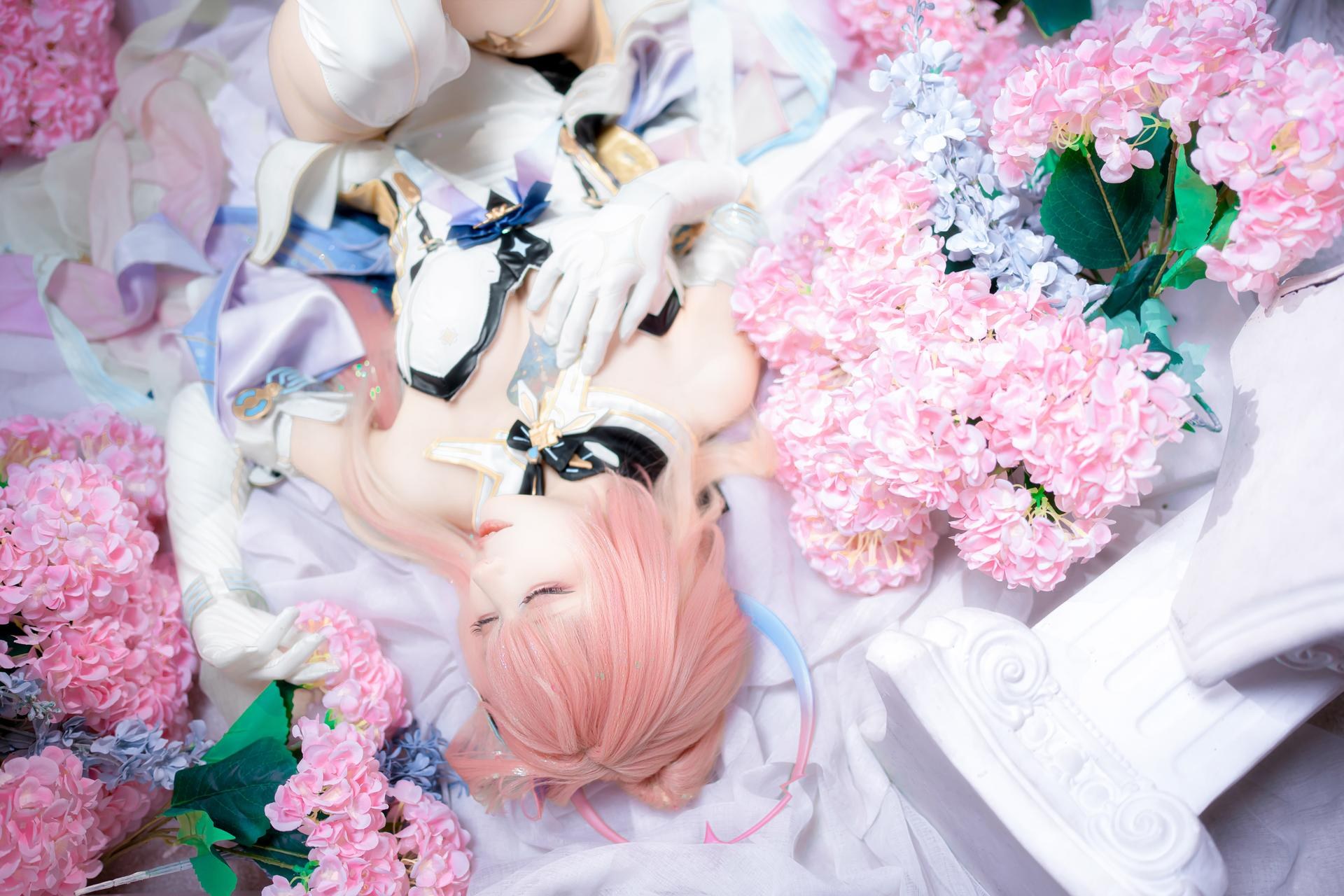 [cosplay] 纸悦Etsu_ko - 鳴潮 愛弥斯：ピンク髪の礼装 白ストッキングの夢幻的な背景 25P