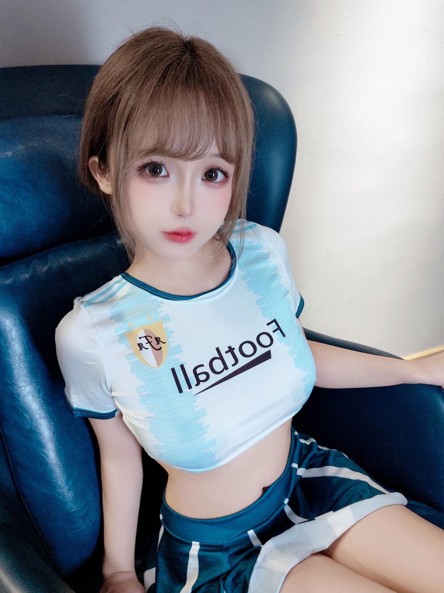 [写真] 日奈娇 - ฟุตบอลบาเบ้: ชุดบอลสีน้ำเงินขาว ชุดว่ายน้ำ ถุงน่องสีขาว ขาเรียวสวย ภาพเคลื่อนไหว 40P20G5V