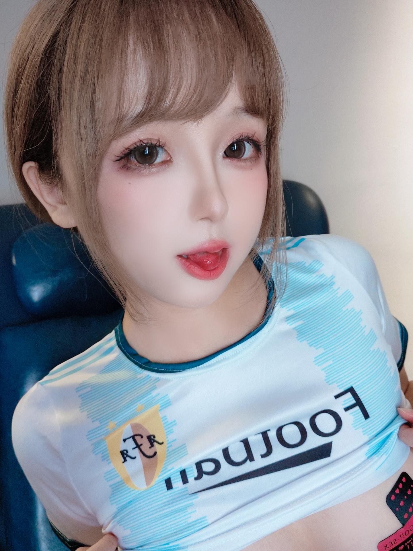 [寫真] 日奈嬌 - 足球寶貝：藍白球衣泳裝 白絲美腿動圖 40P20G5V