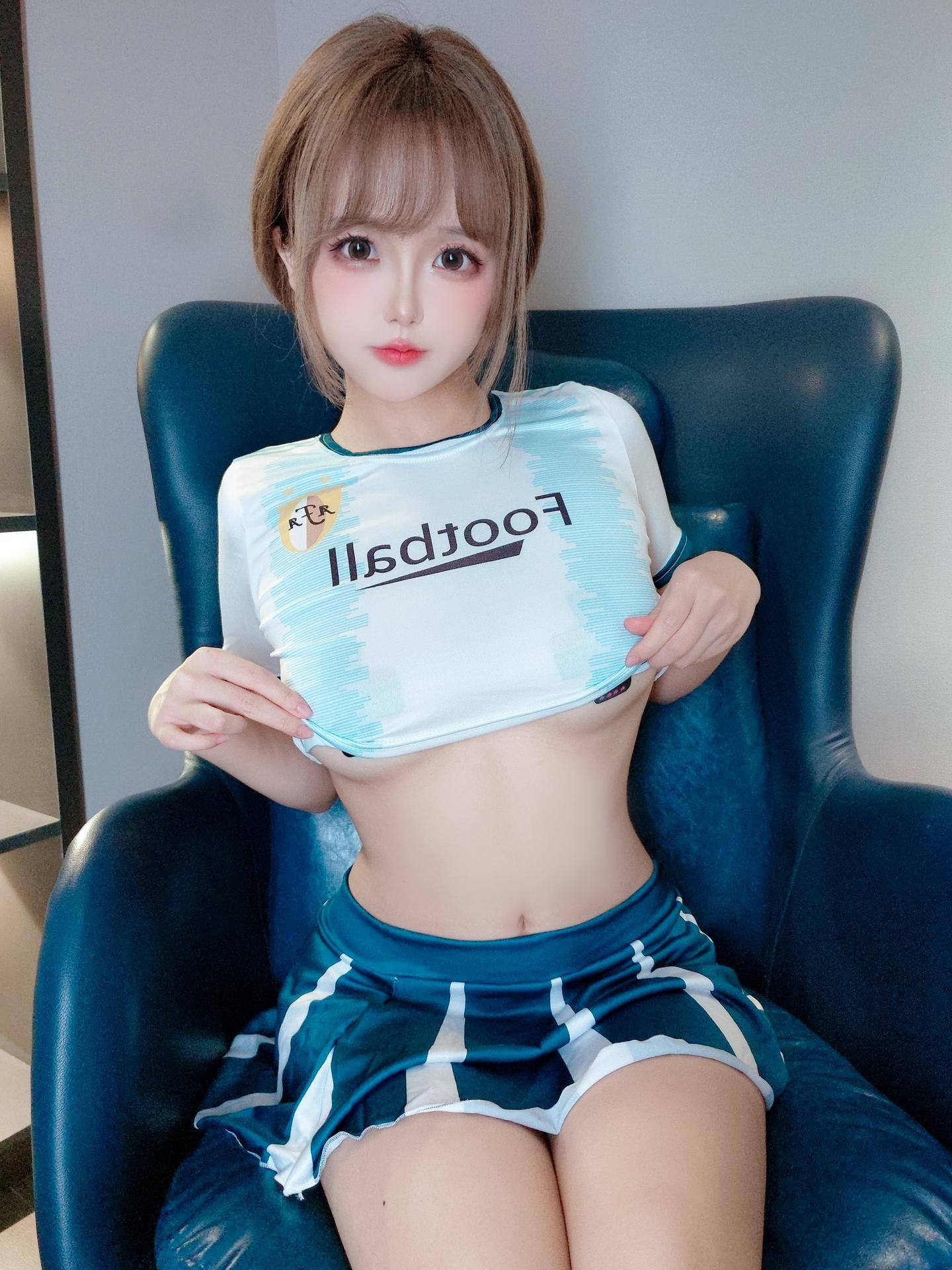 [写真] 日奈娇 - 足球宝贝：蓝白球衣泳装 白丝美腿动图 40P20G5V